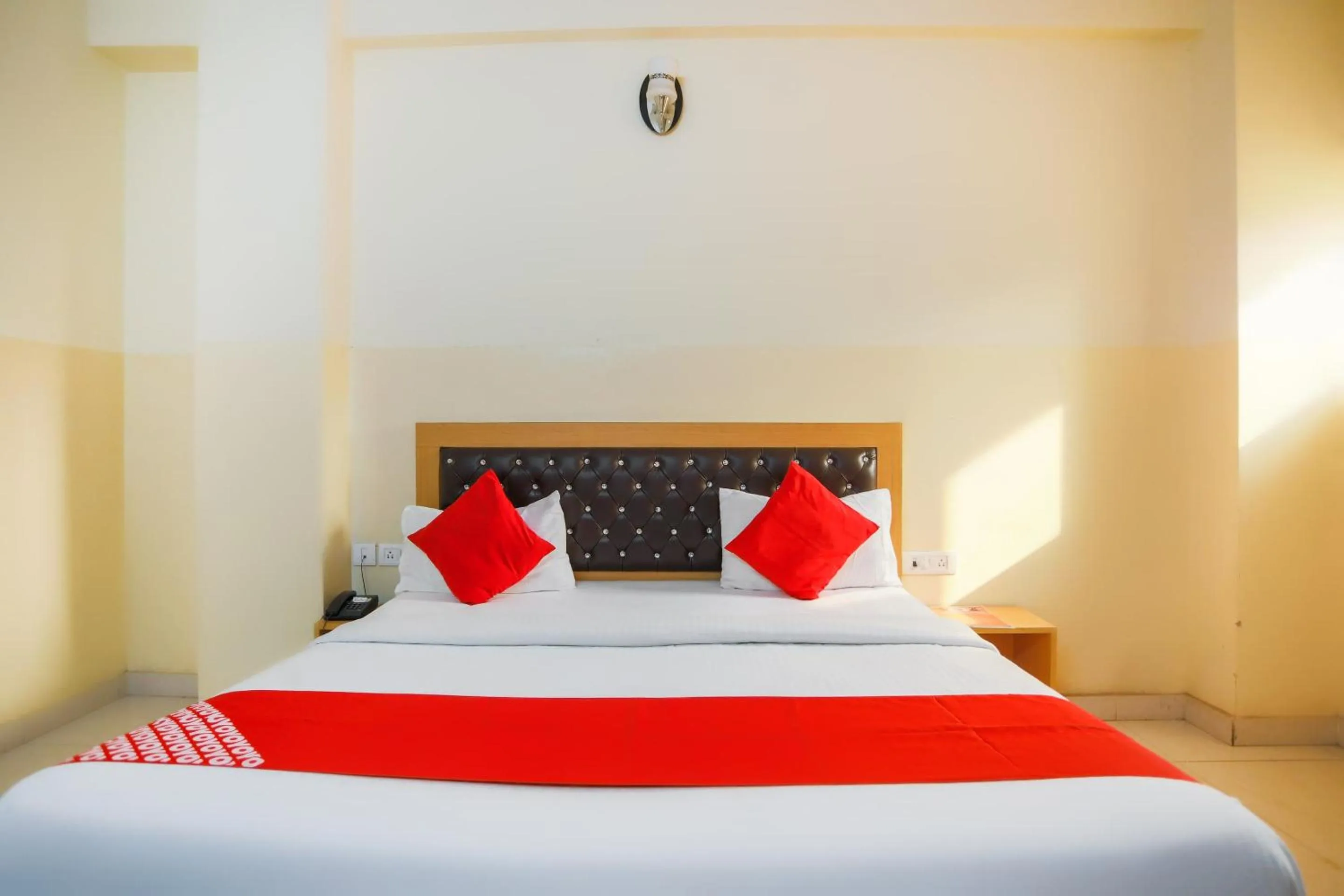 Bedroom in Capital O Crosswind Gold