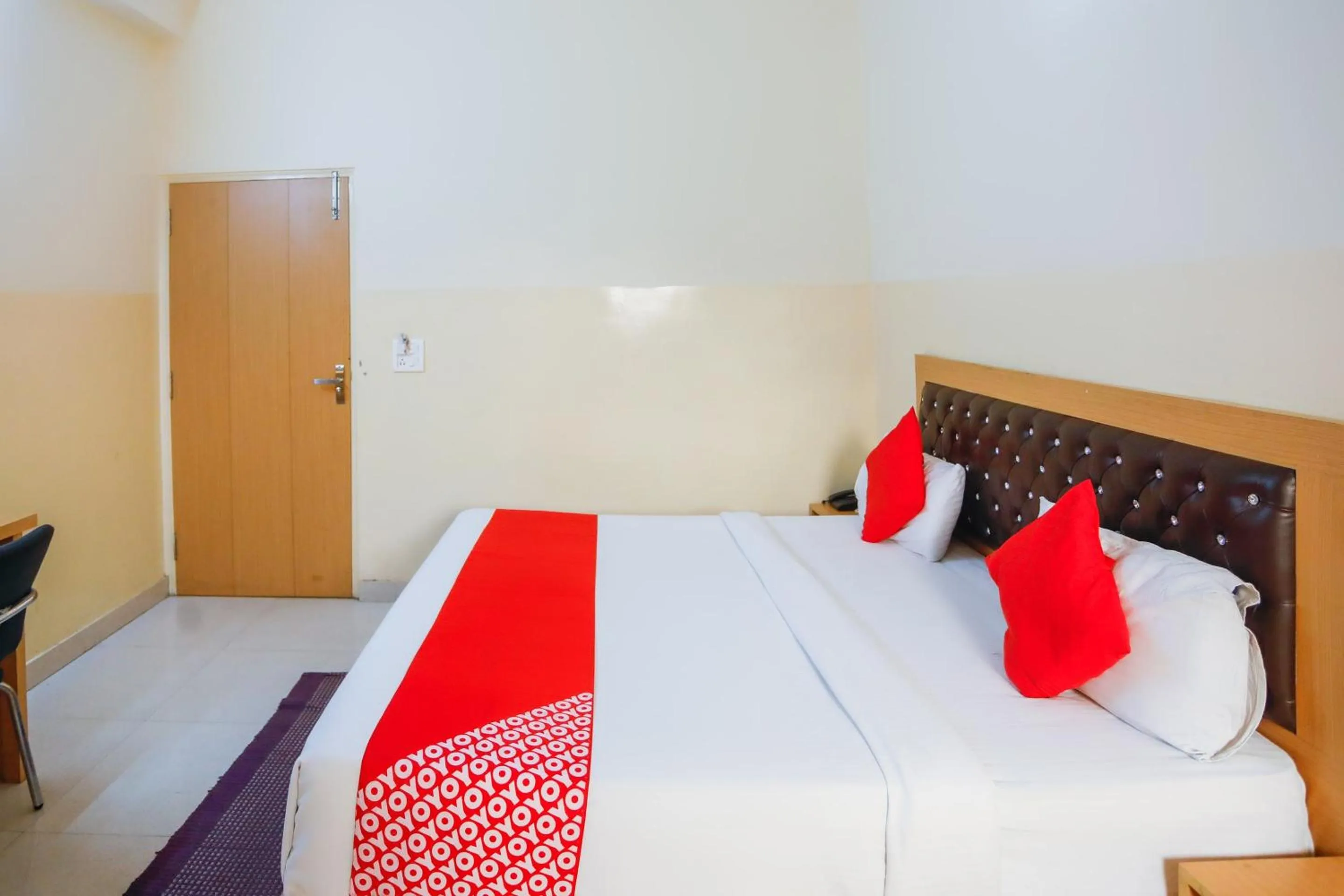 Bedroom in Capital O Crosswind Gold