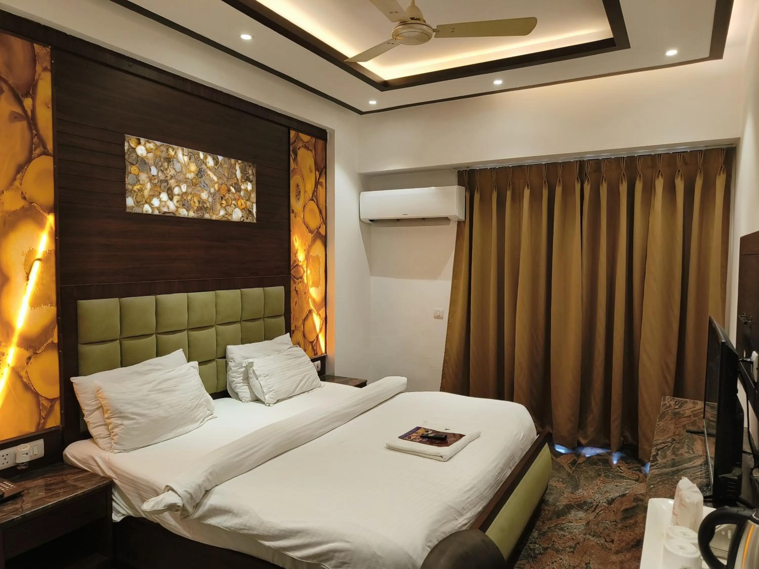 Bed in JJK Rukmini Vilas Hotel & Banquet