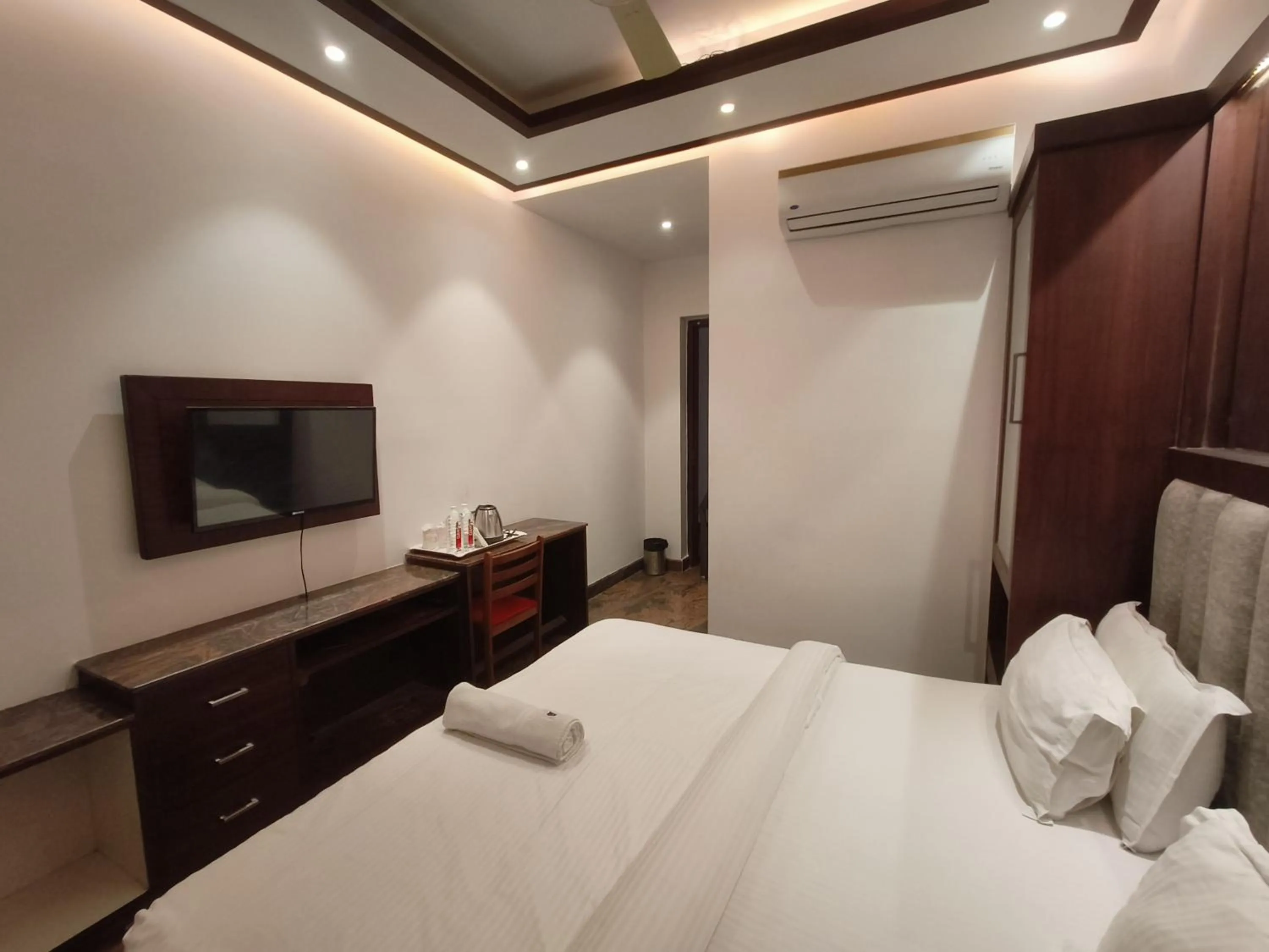 Bed in JJK Rukmini Vilas Hotel & Banquet