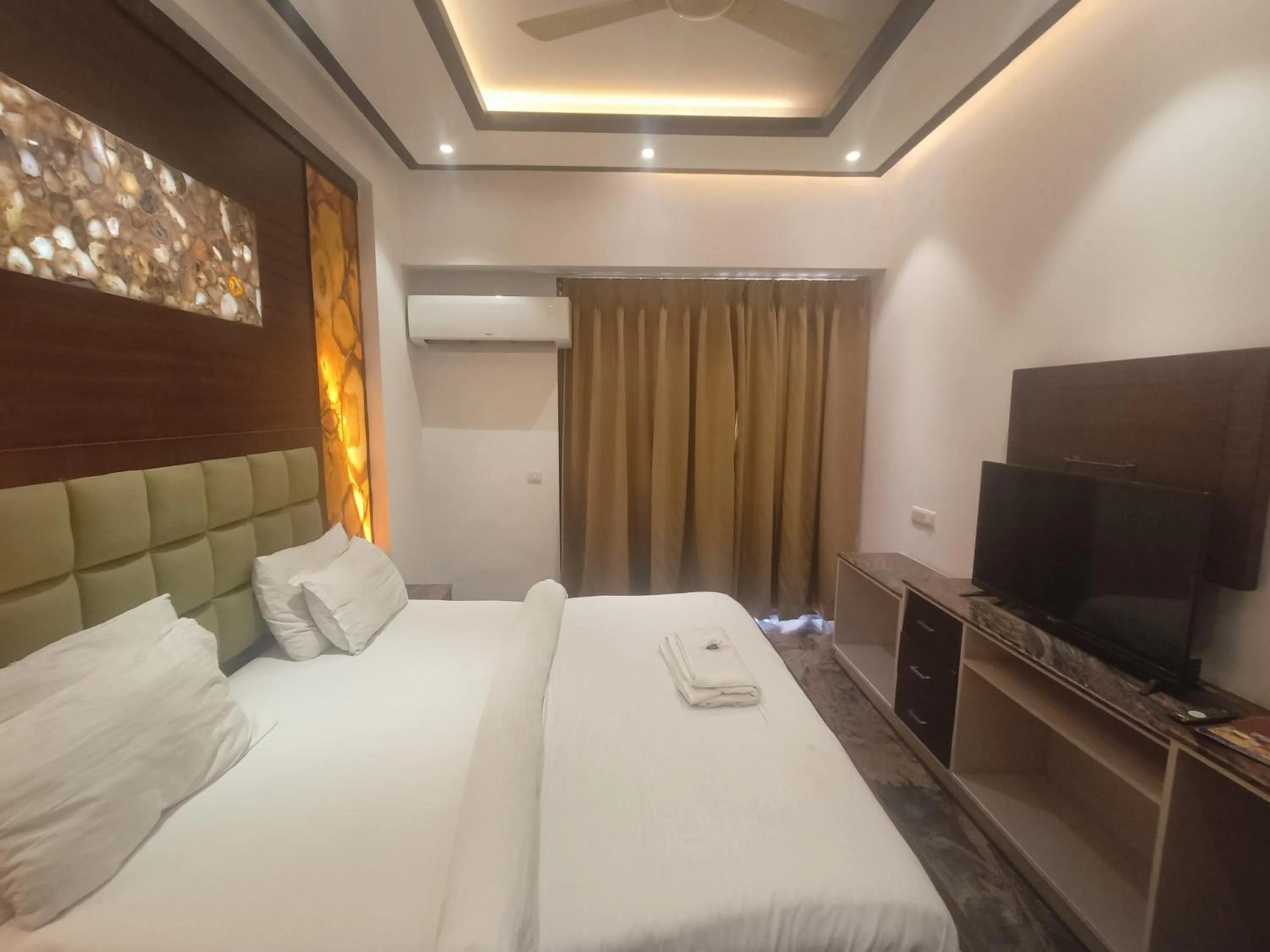 Bed in JJK Rukmini Vilas Hotel & Banquet