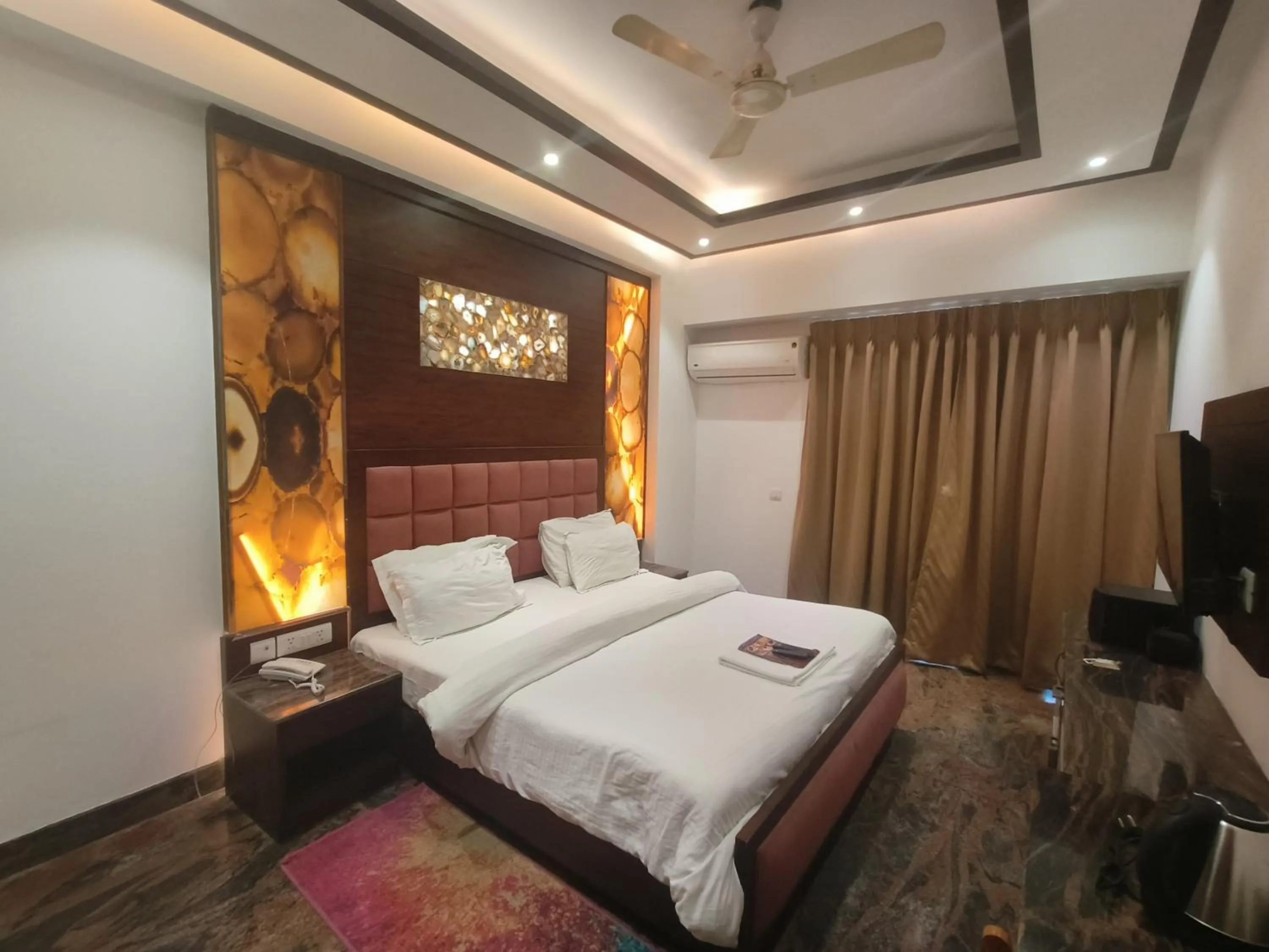 Bed in JJK Rukmini Vilas Hotel & Banquet
