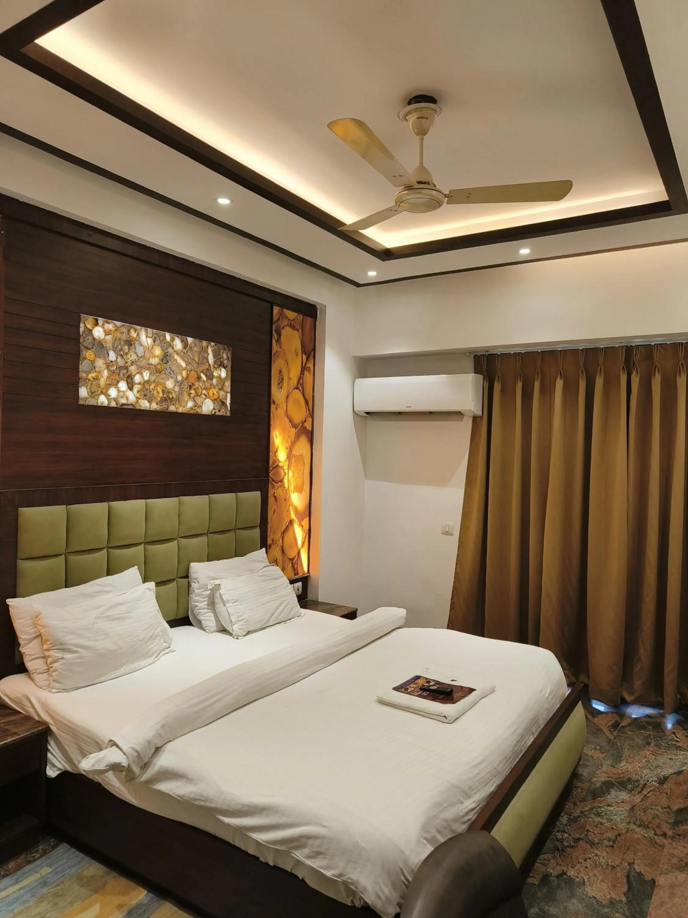 Bed in JJK Rukmini Vilas Hotel & Banquet