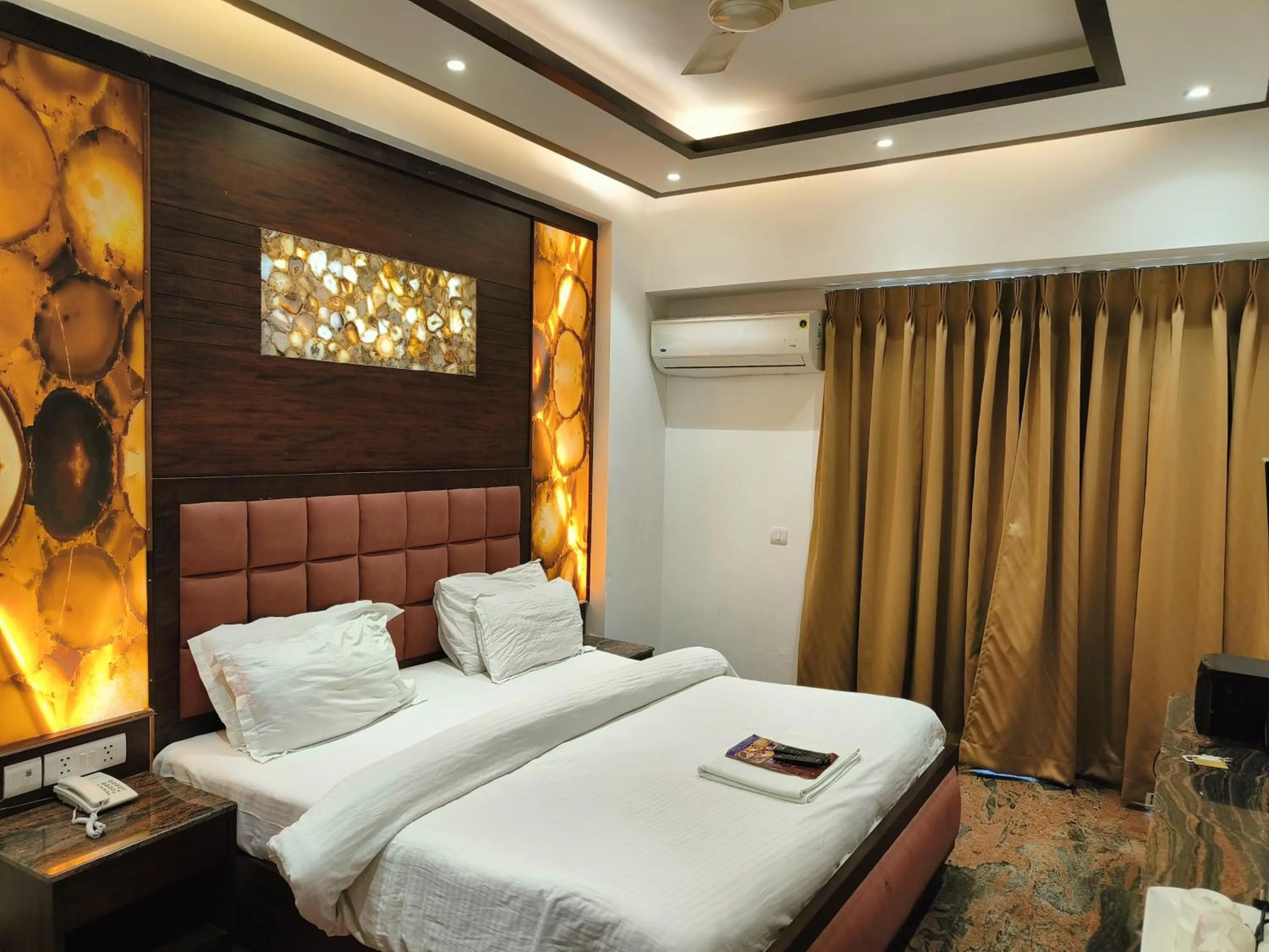 Bed in JJK Rukmini Vilas Hotel & Banquet