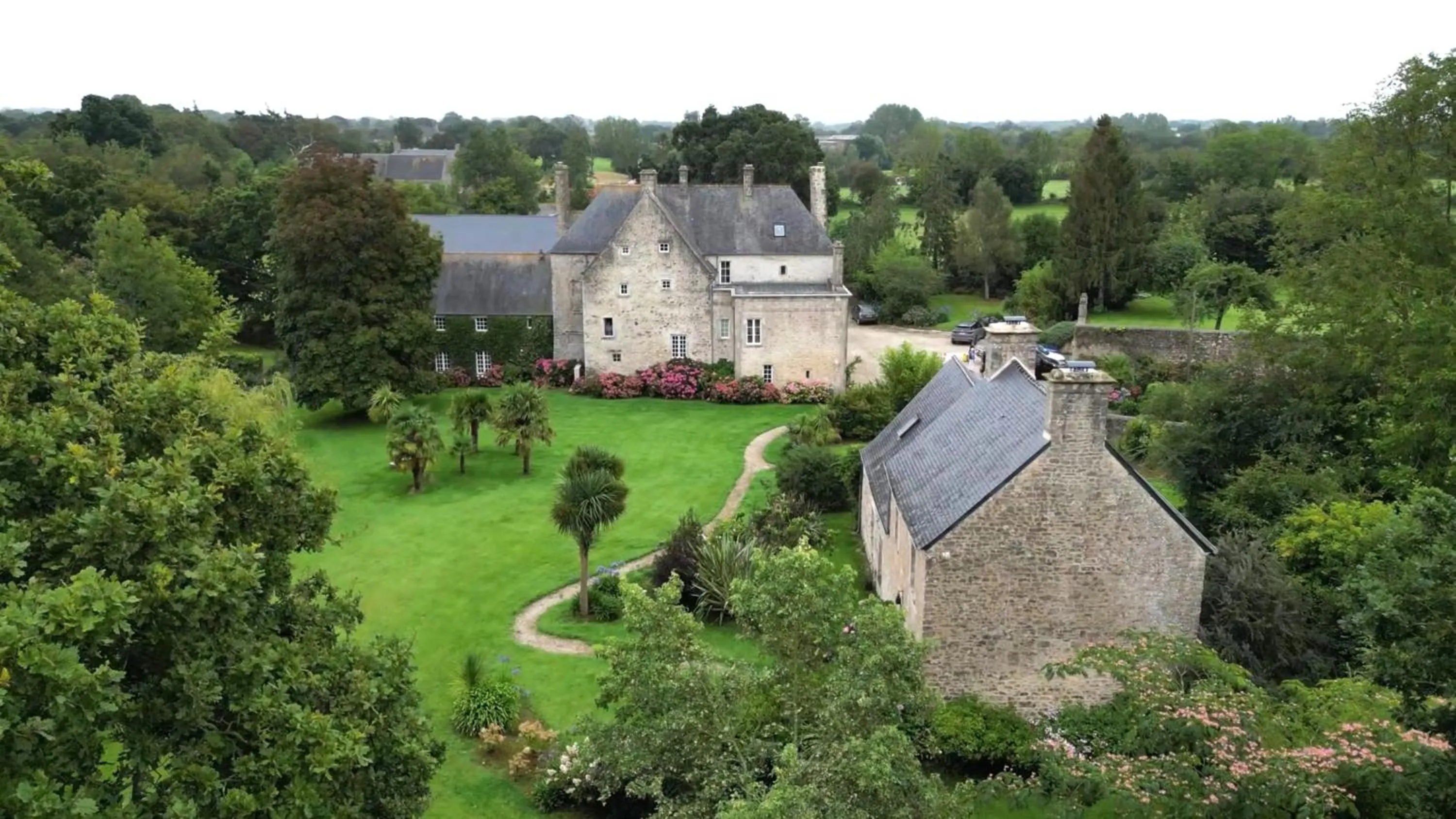 Property building in Manoir De Savigny
