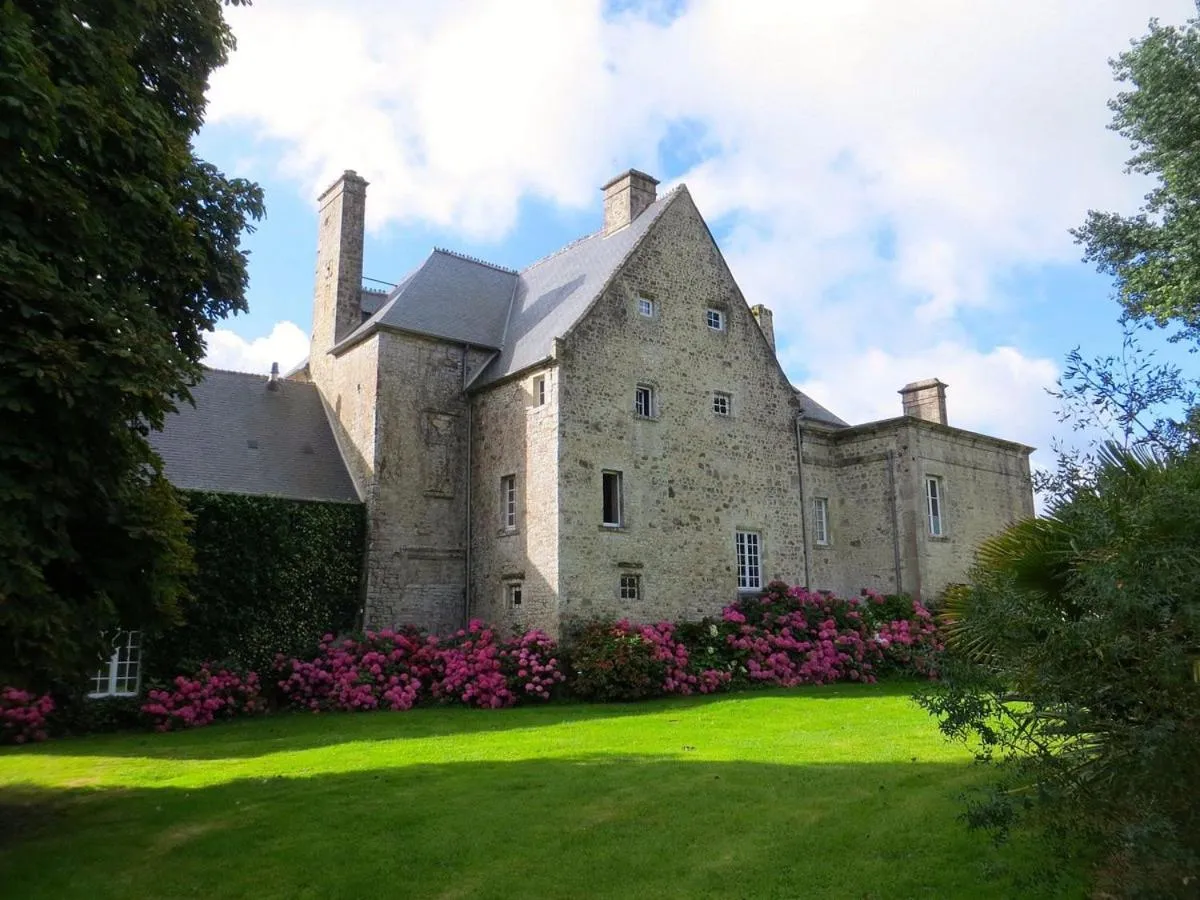 Property building in Manoir De Savigny