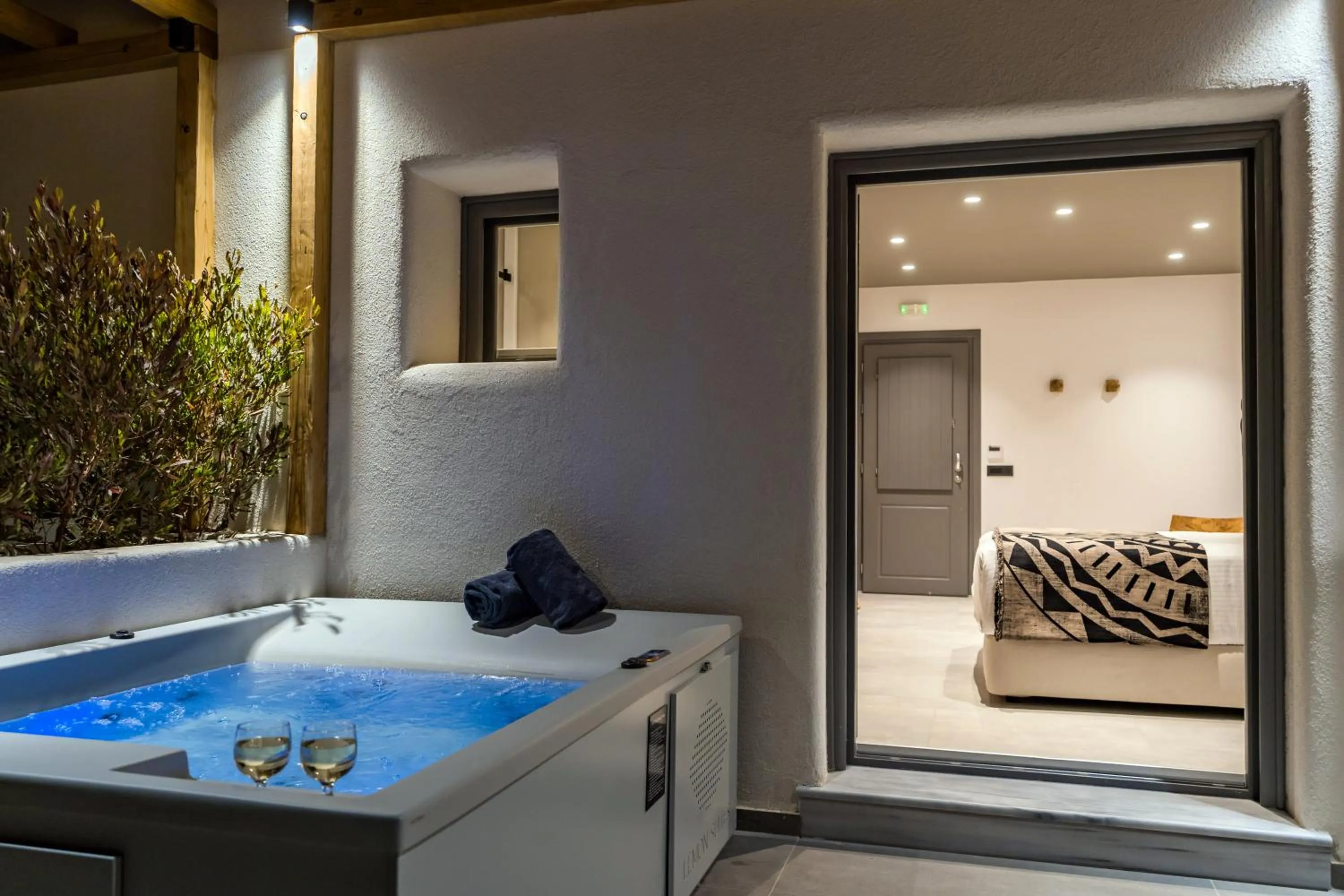 Hot Tub in Lemon Suites Santorini