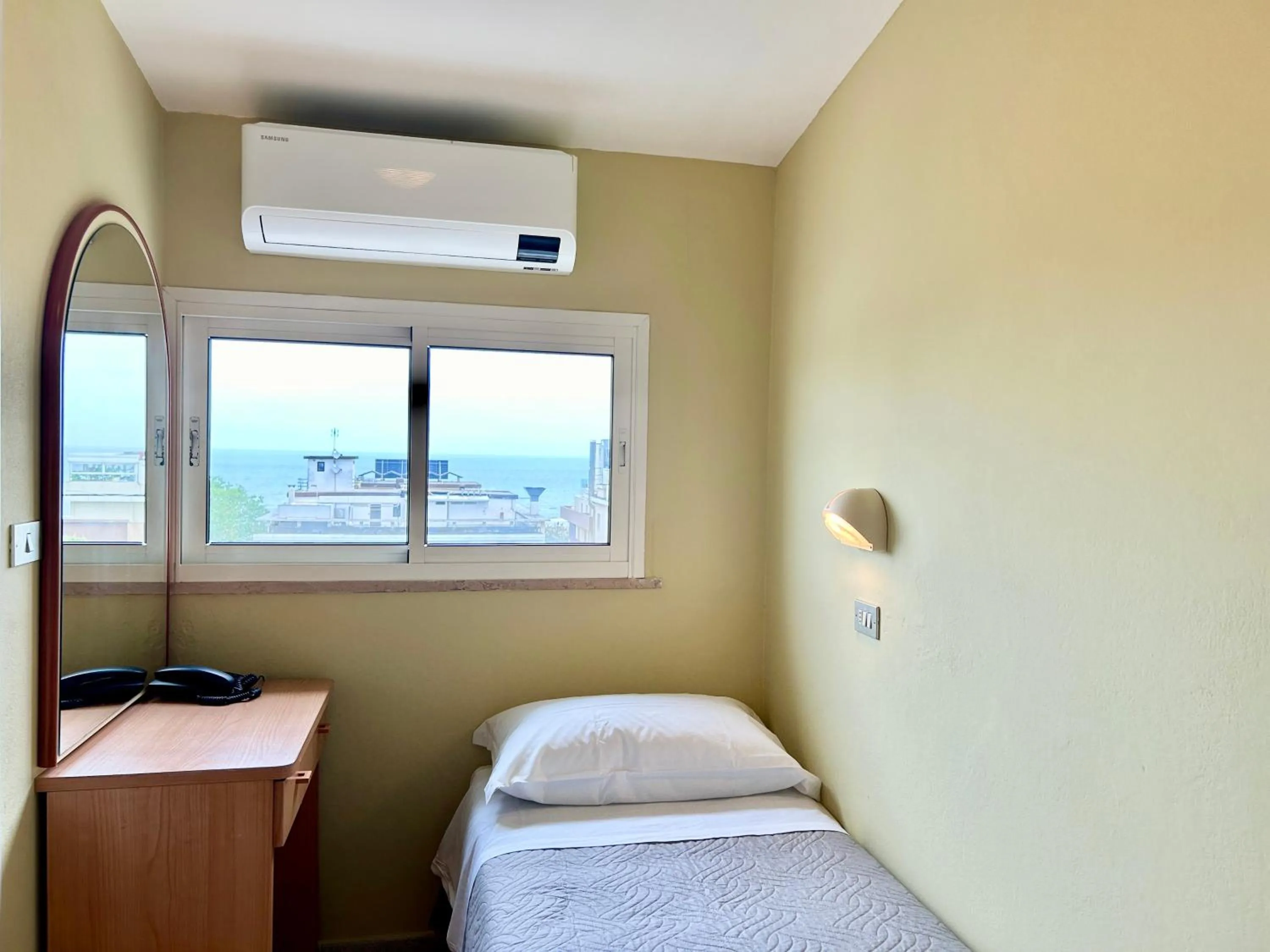 air conditioner, Bed in Hotel Pacific