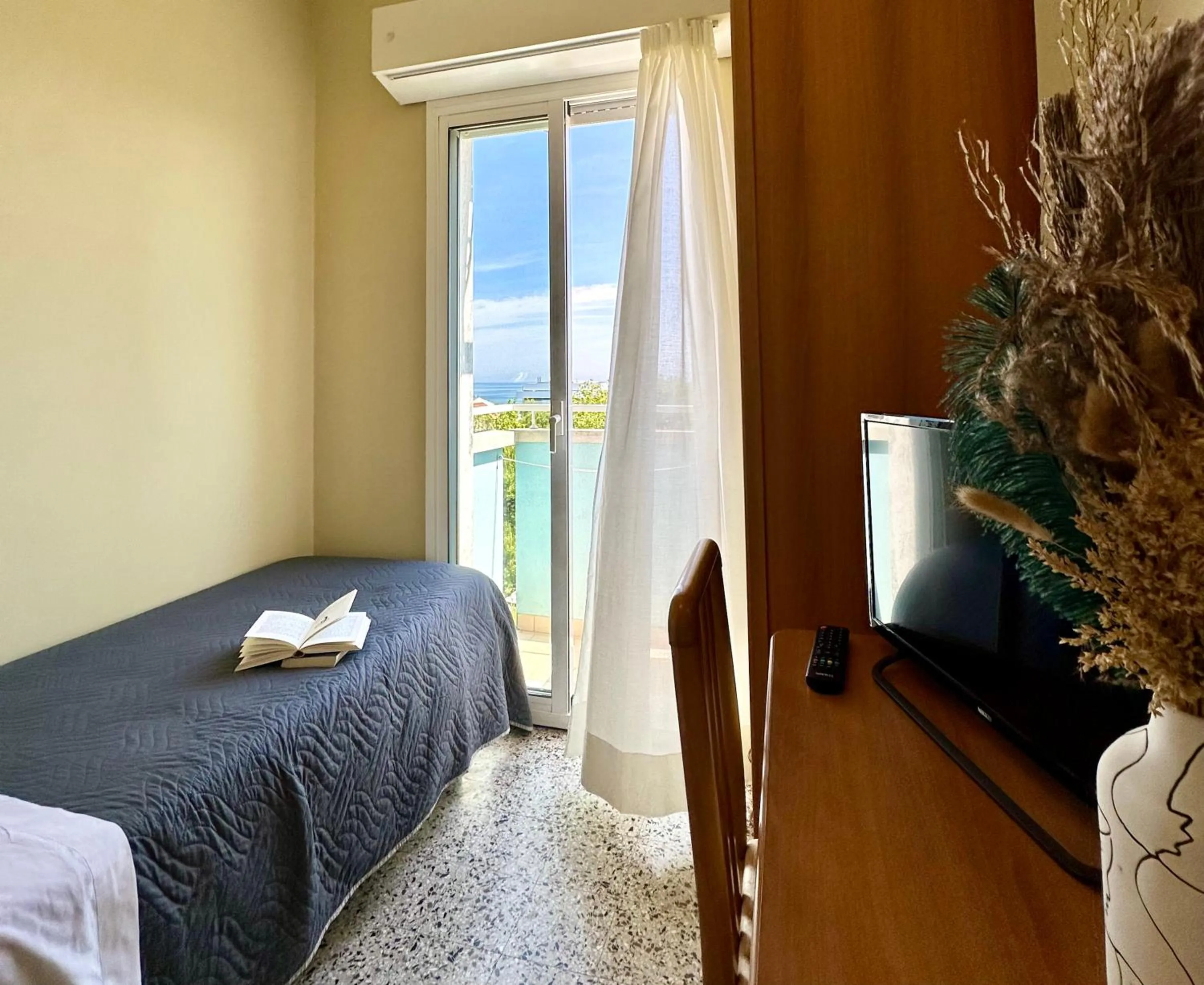 Balcony/Terrace, Bed in Hotel Pacific