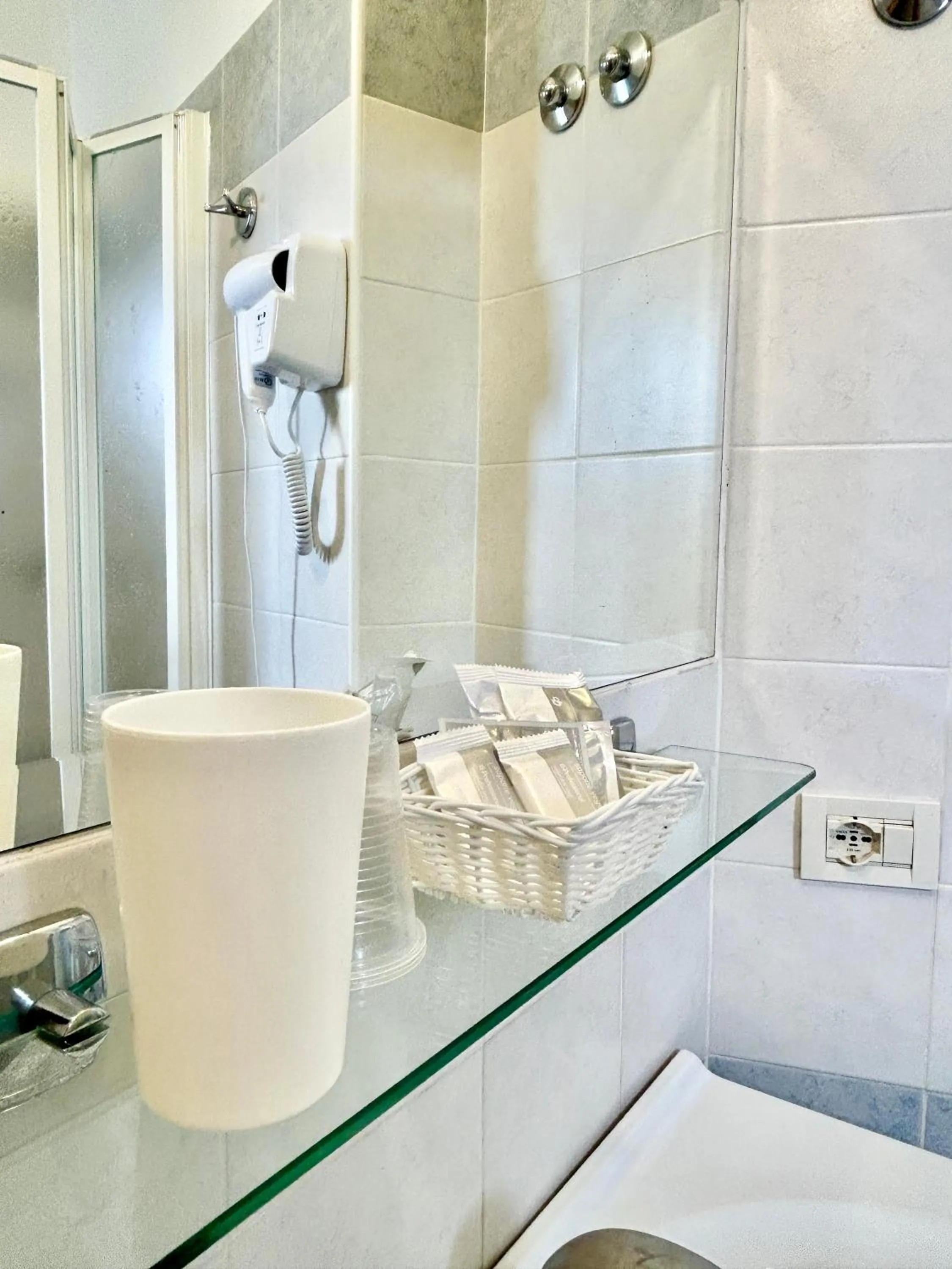 Shower in Hotel Pacific