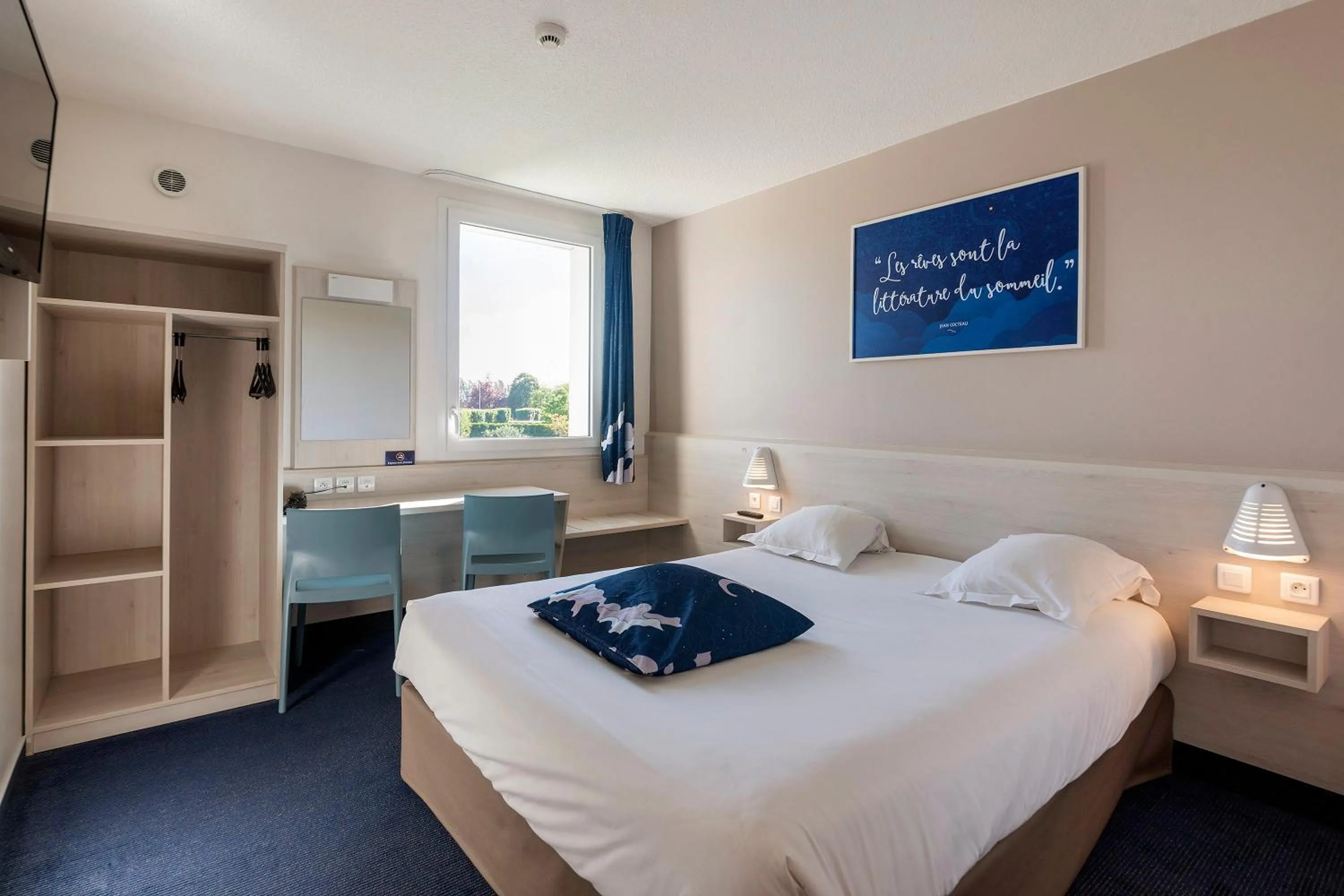 Bed in Ace Hôtel Paris Sud Villabe