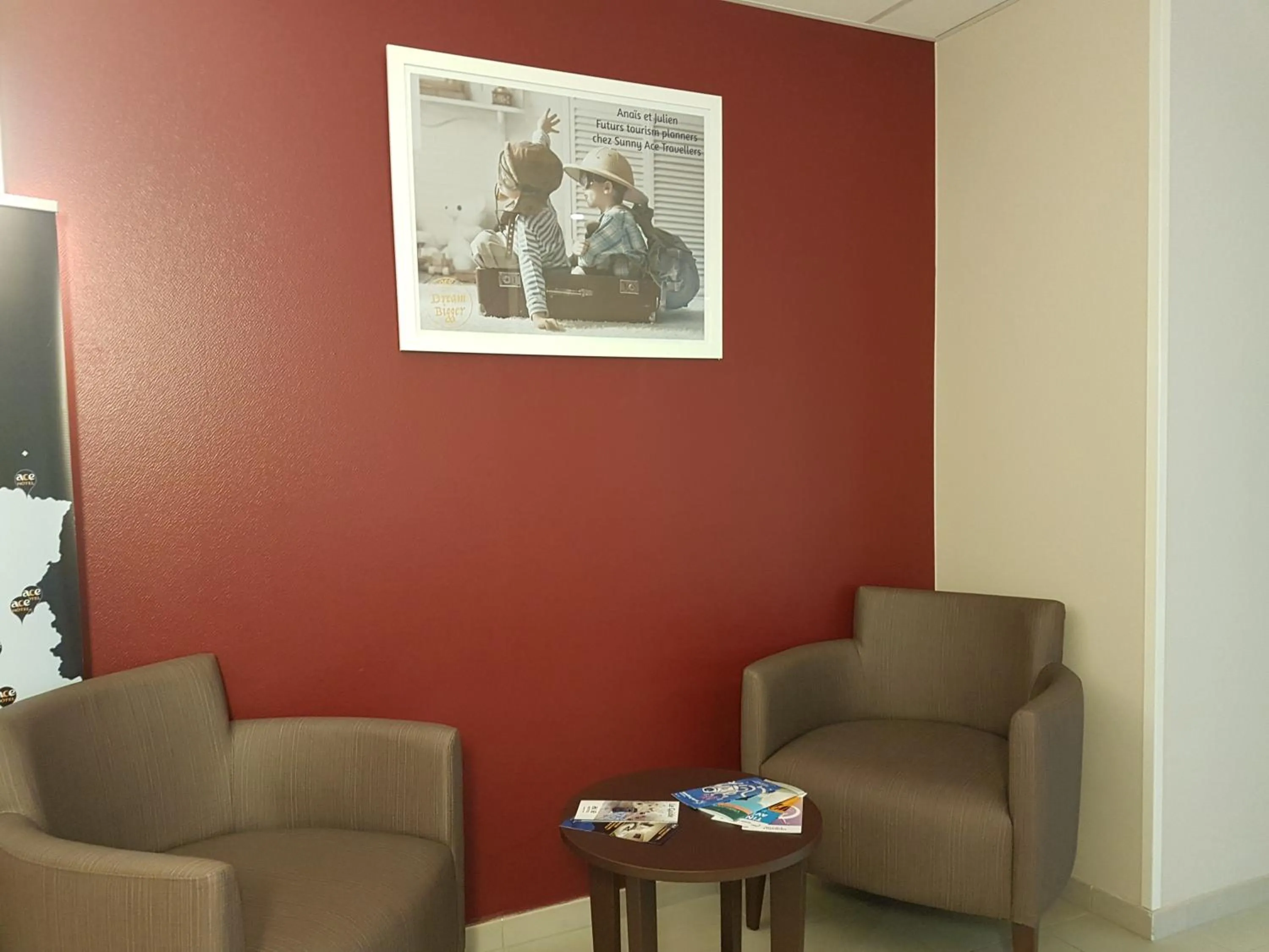 Lobby or reception in Ace Hôtel Paris Sud Villabe