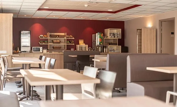 Buffet breakfast in Ace Hôtel Paris Sud Villabe