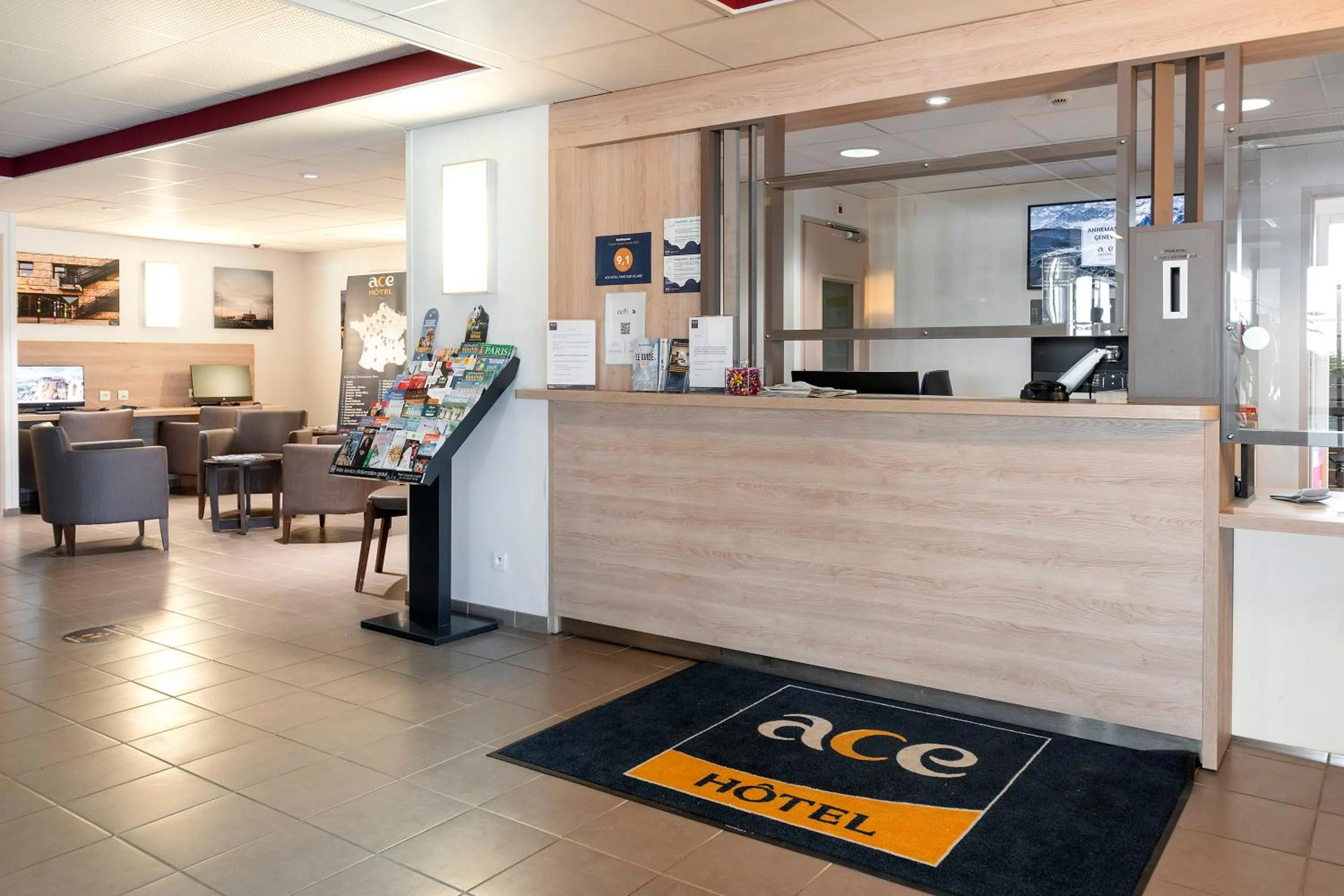 Lobby or reception in Ace Hôtel Paris Sud Villabe