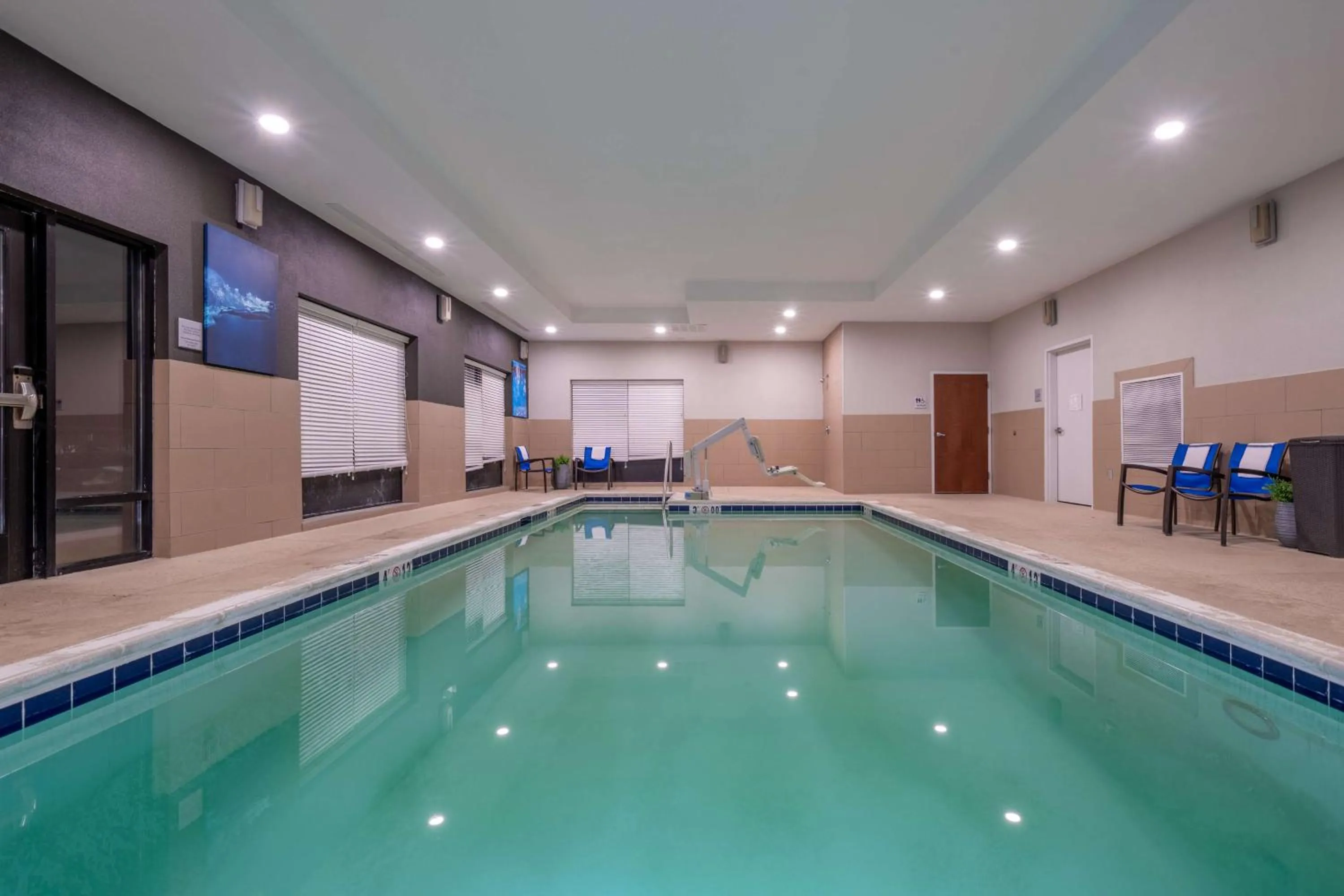 Pool view in Hampton Inn Dahlgren