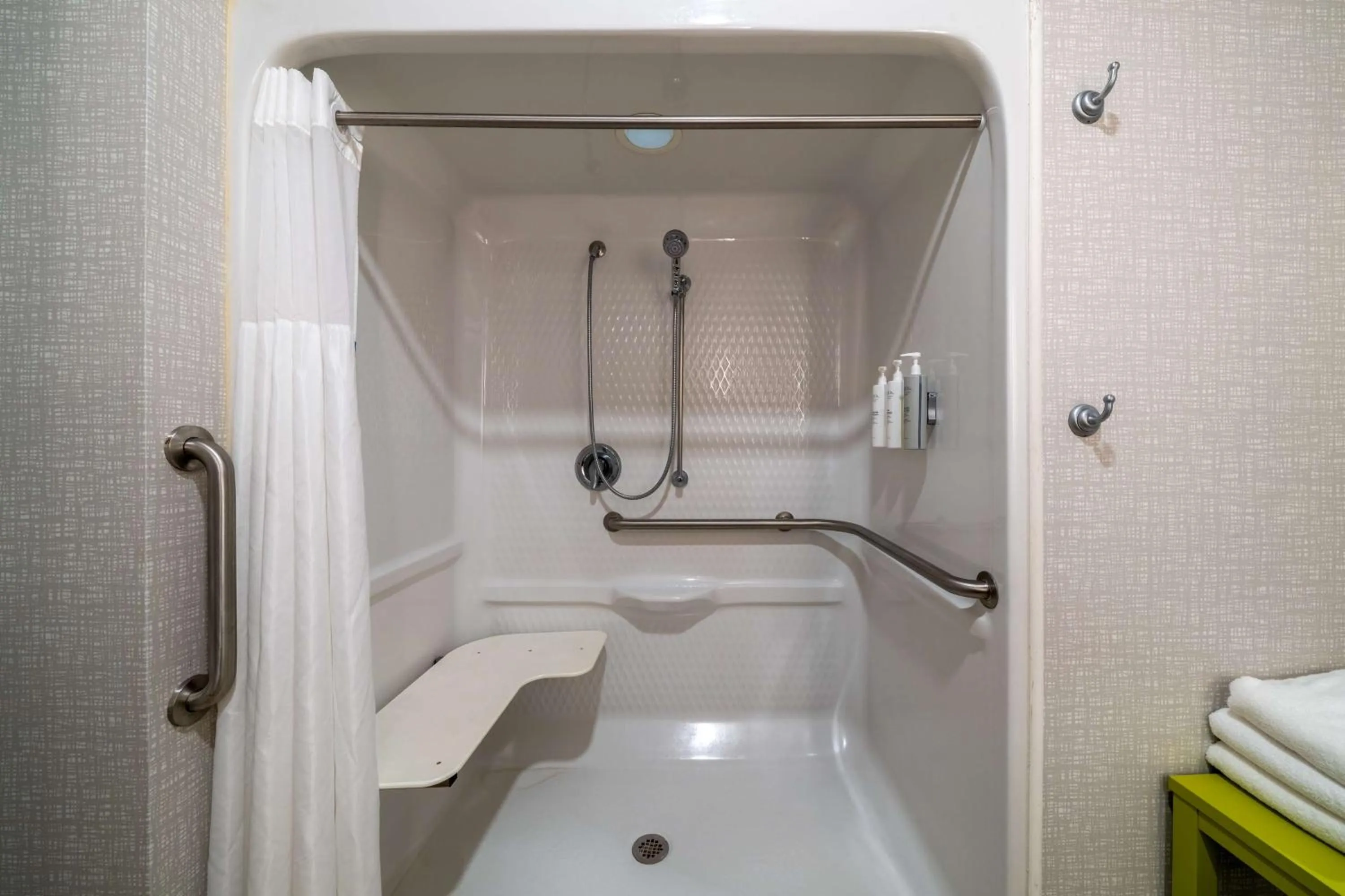 Bathroom in Hampton Inn Dahlgren