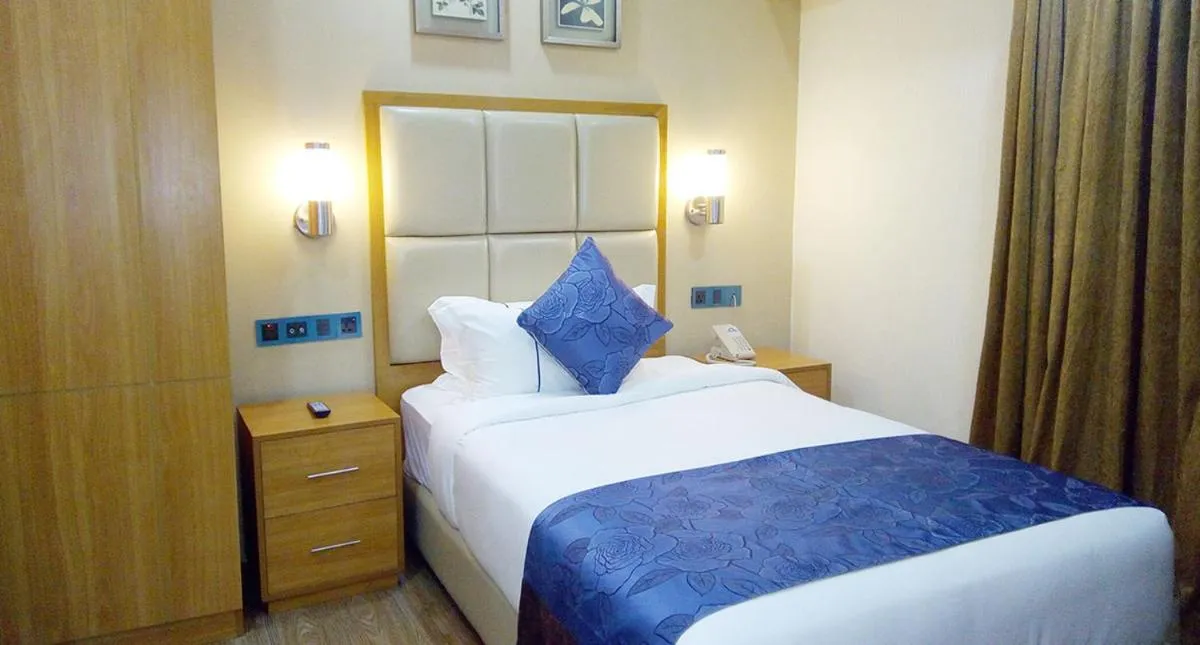 Shower, Bed in Days Hotel Dhaka