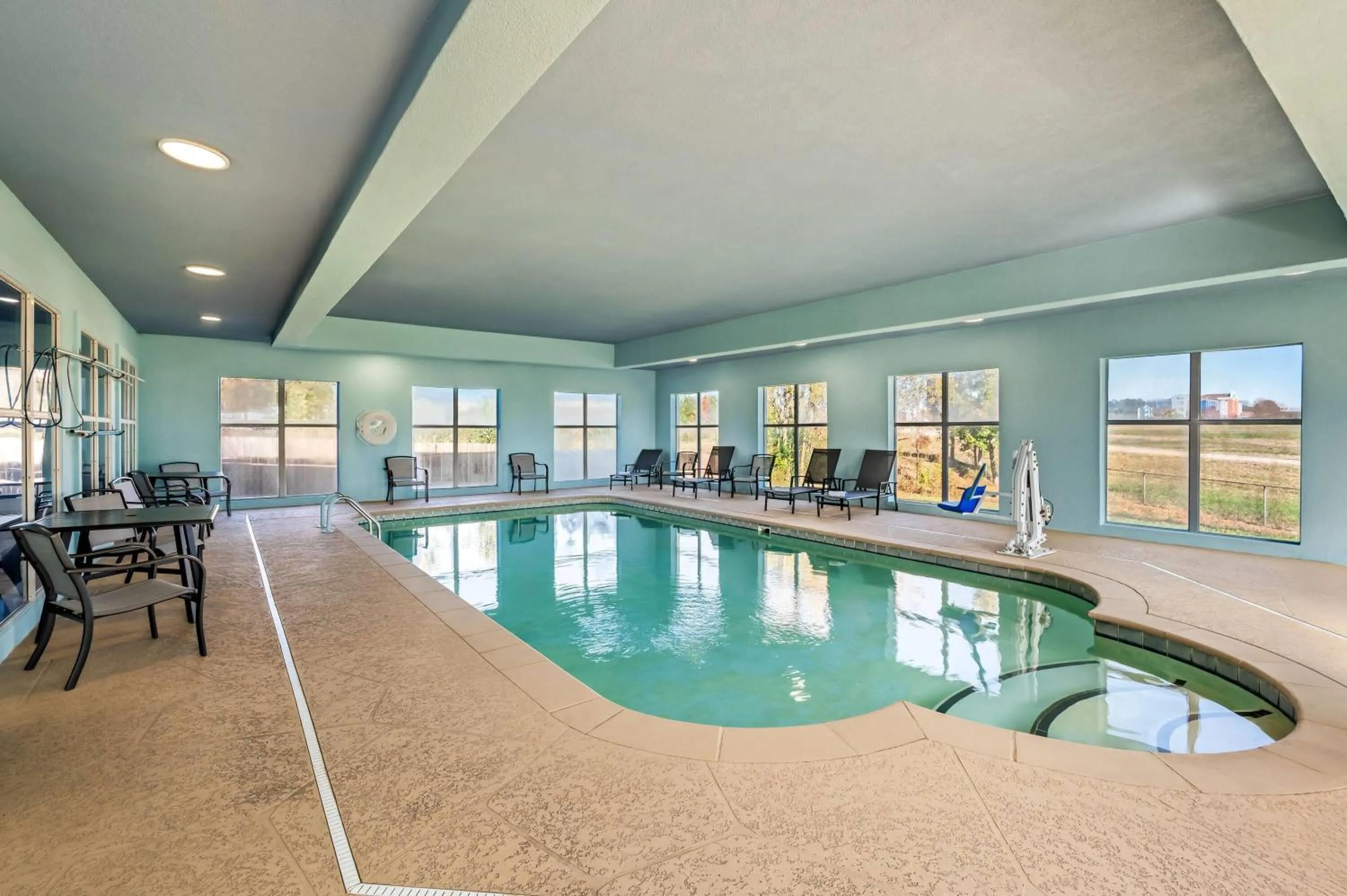 Swimming pool in La Quinta by Wyndham Searcy