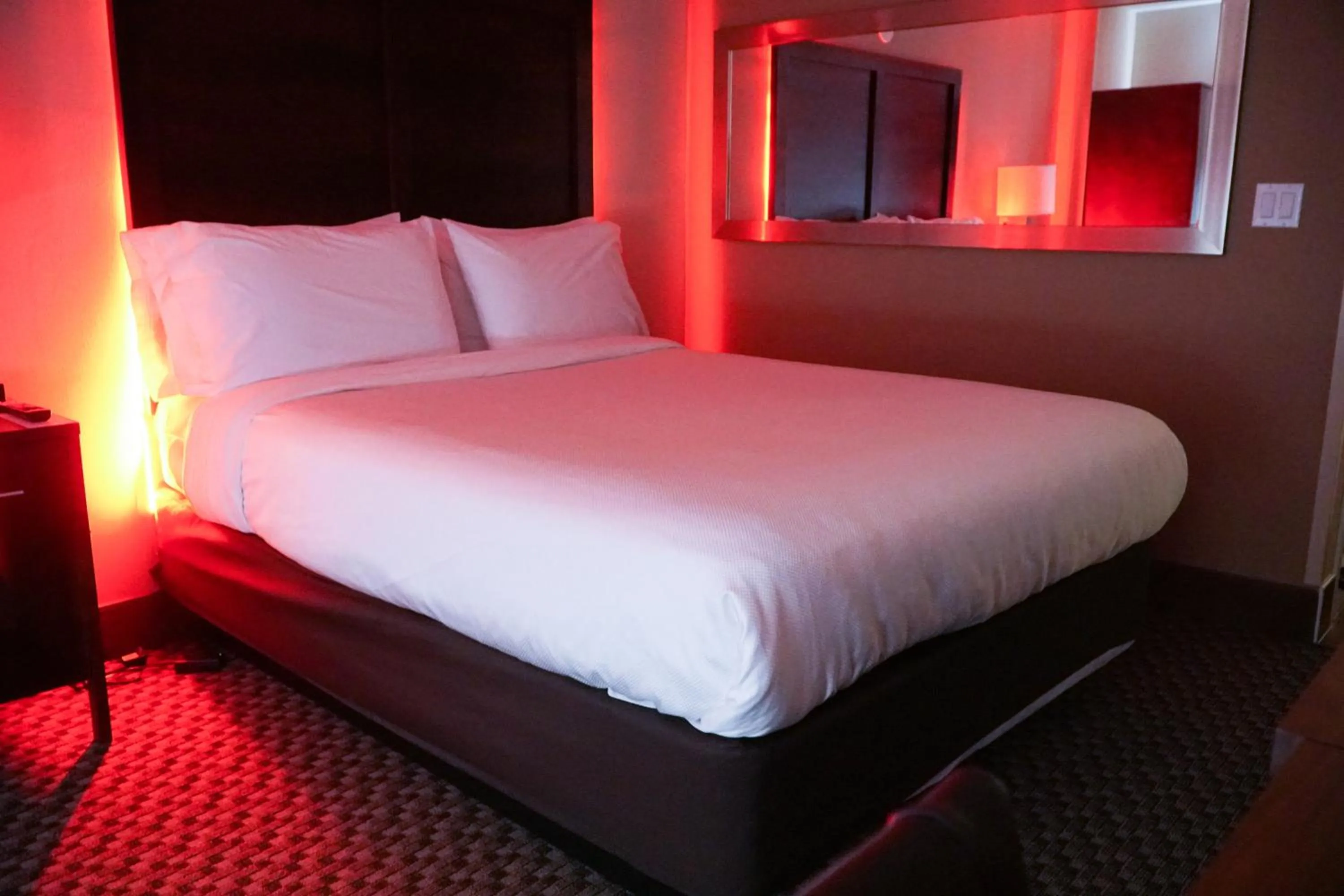 Photo of the whole room, Bed in Hotel Mint JFK Airport