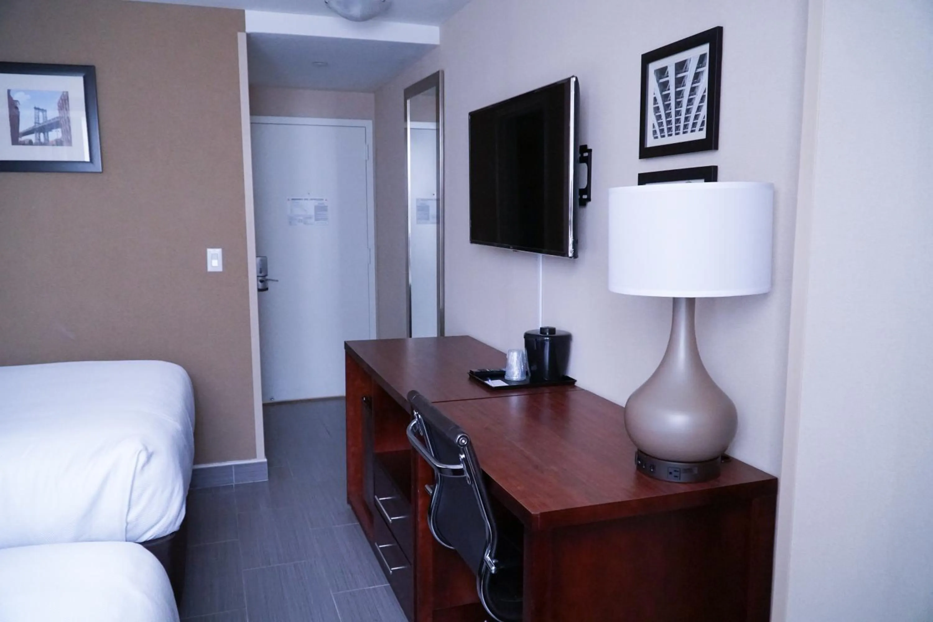 TV and multimedia in Hotel Mint JFK Airport