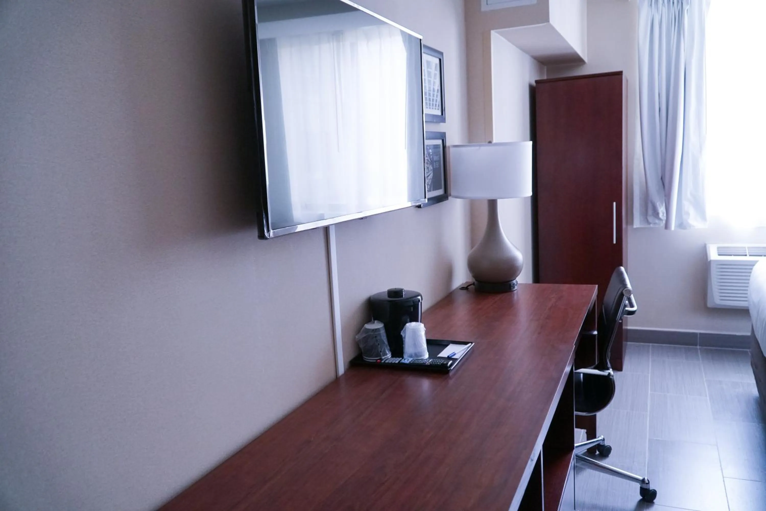 TV and multimedia in Hotel Mint JFK Airport