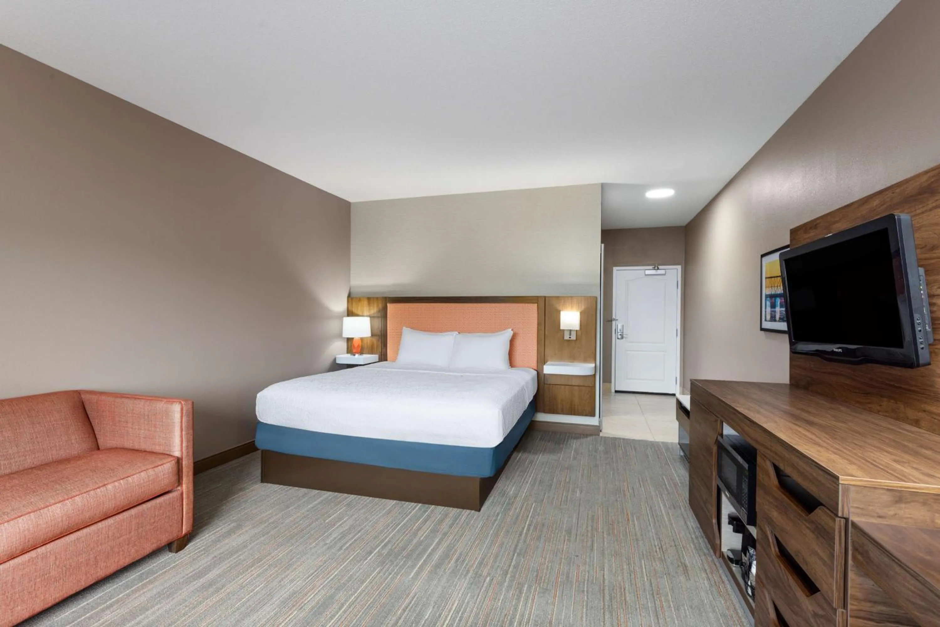 Living room, Bed in Hampton Inn & Suites Harrisburg