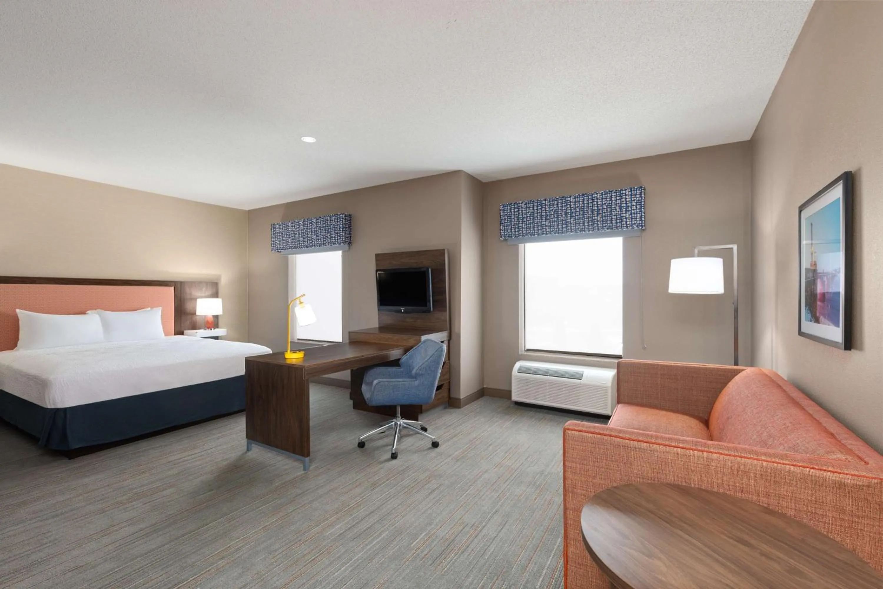 Bedroom, Bed in Hampton Inn & Suites Harrisburg