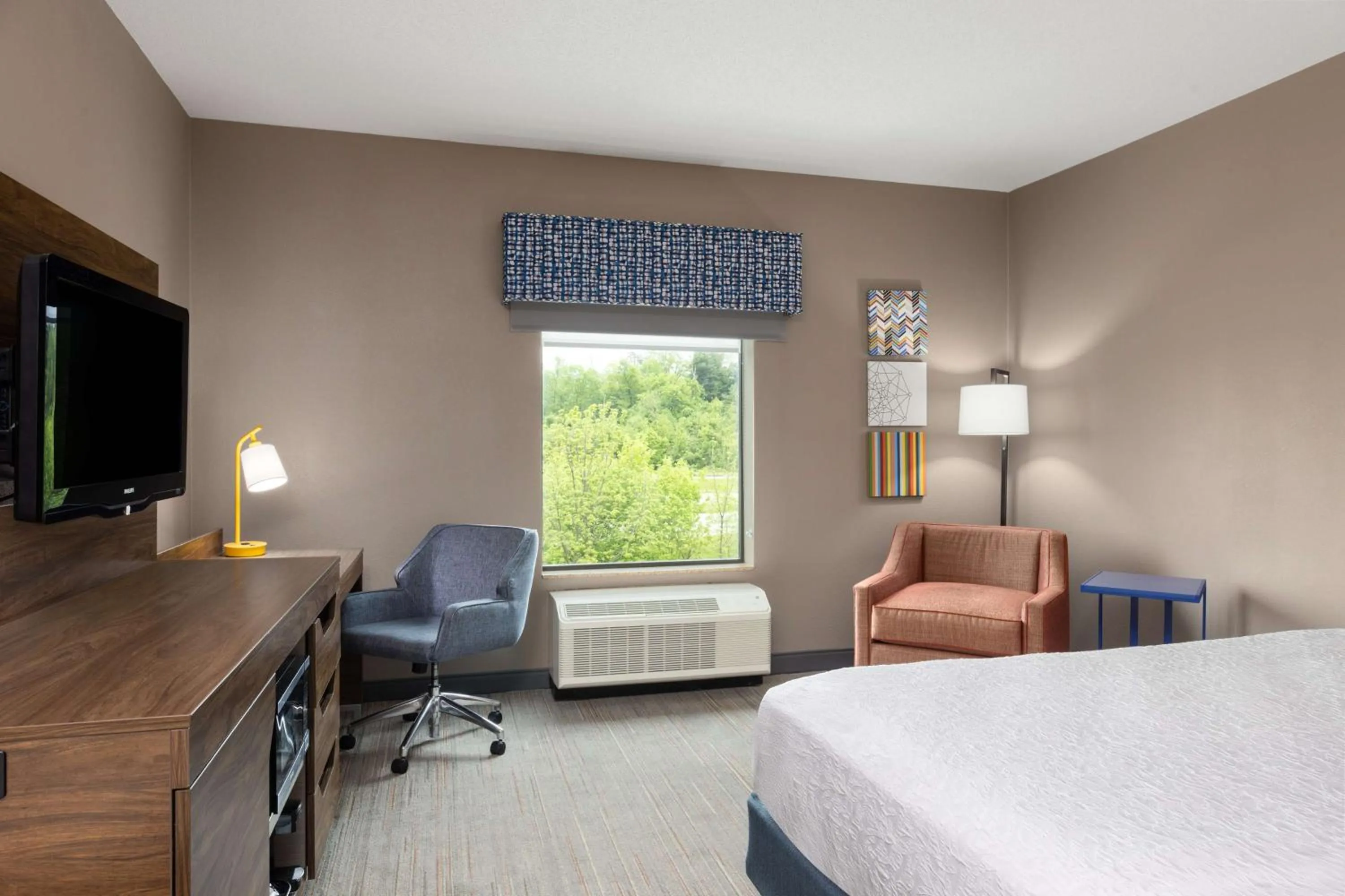 Bed in Hampton Inn & Suites Harrisburg