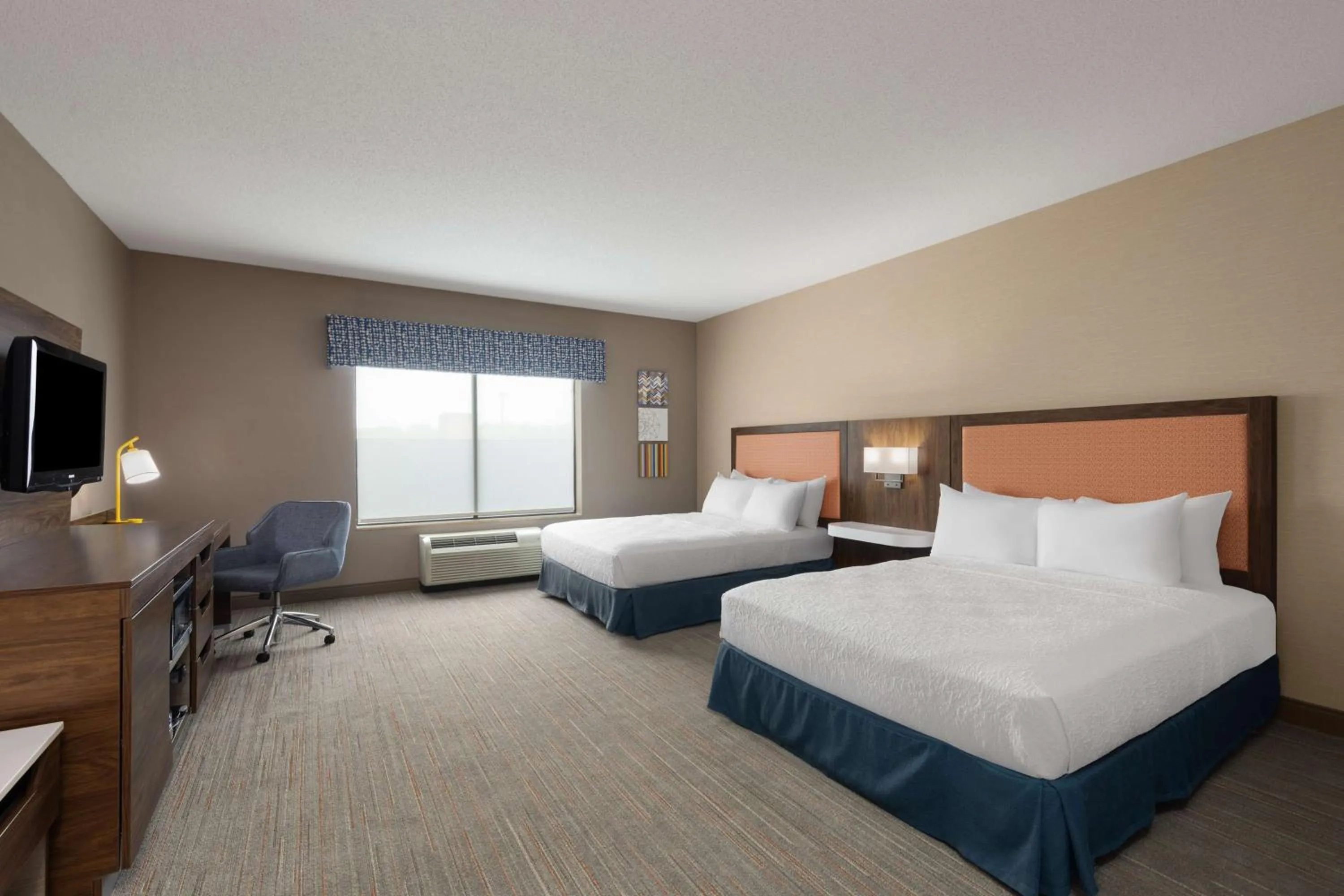Bedroom, Bed in Hampton Inn & Suites Harrisburg