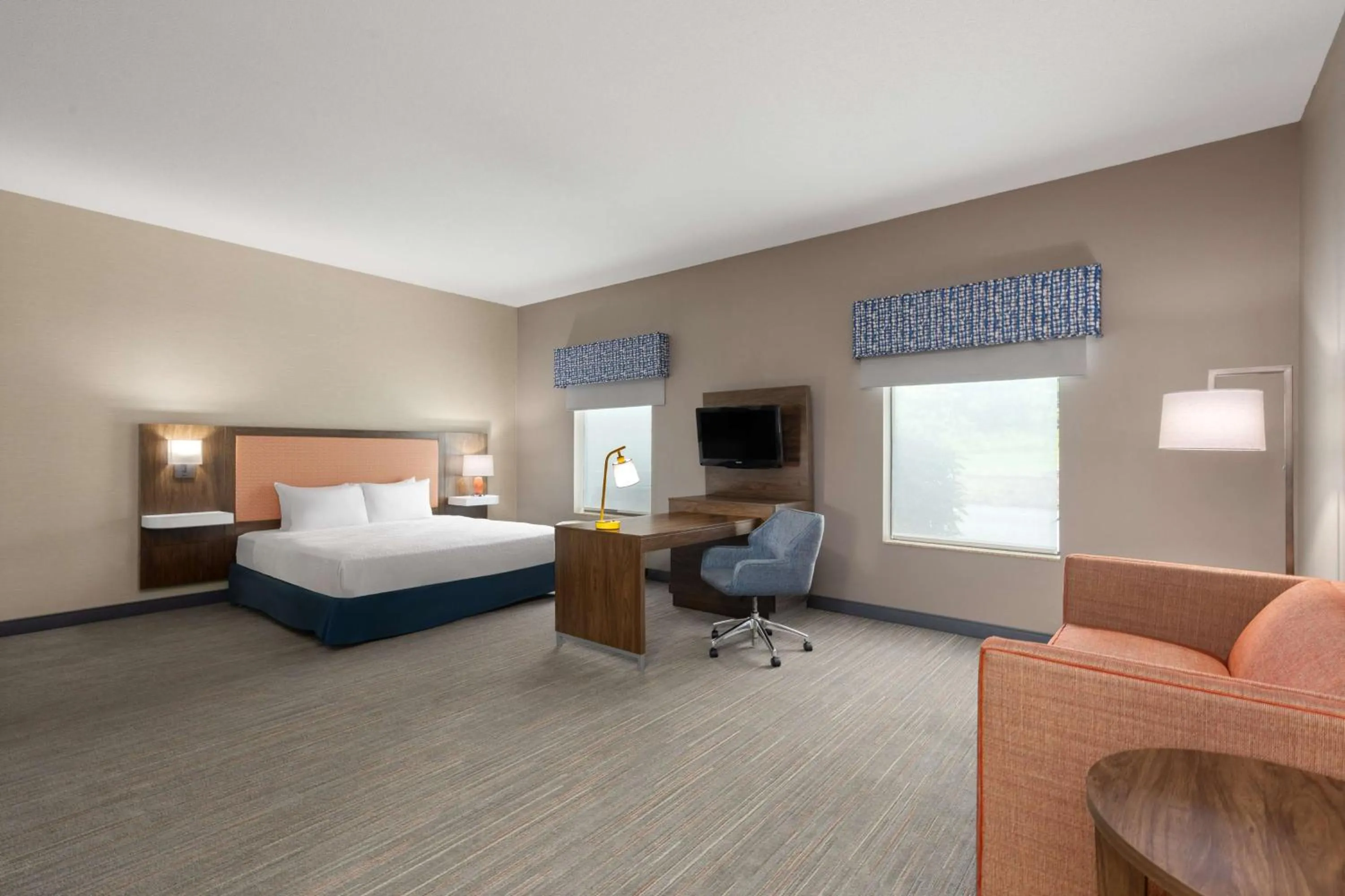 Bedroom, Bed in Hampton Inn & Suites Harrisburg