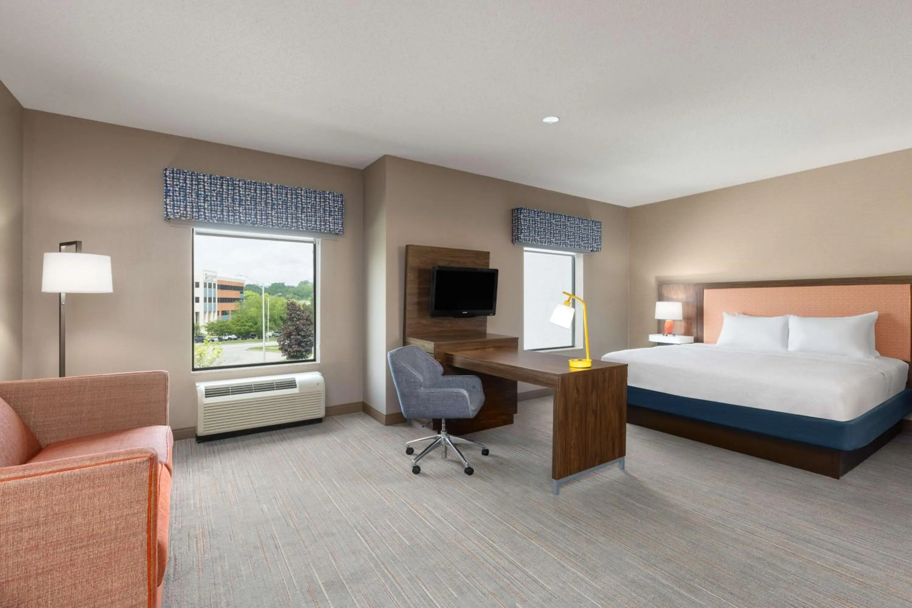 Bedroom, Bed in Hampton Inn & Suites Harrisburg