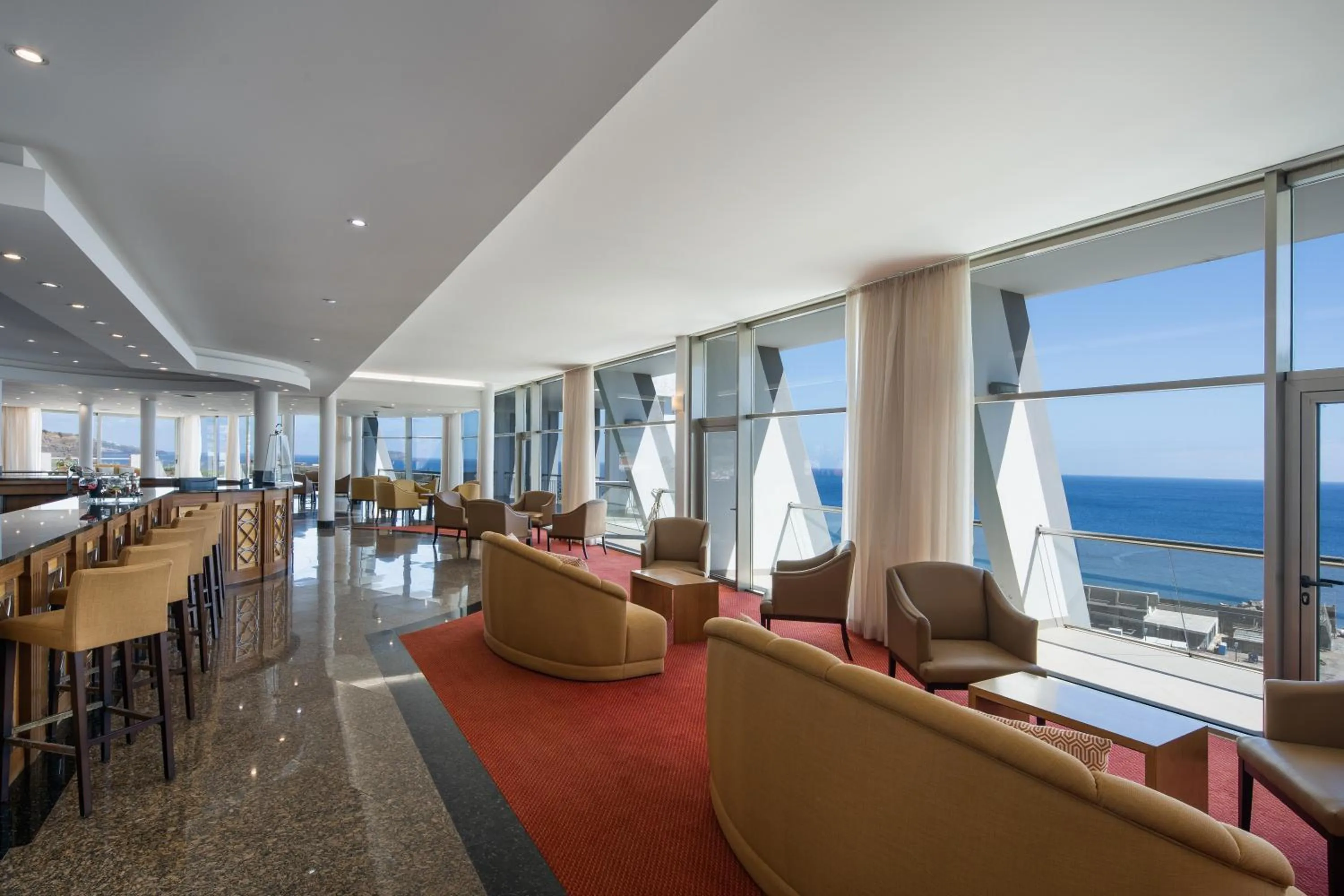 Lounge or bar in Angra Marina Hotel