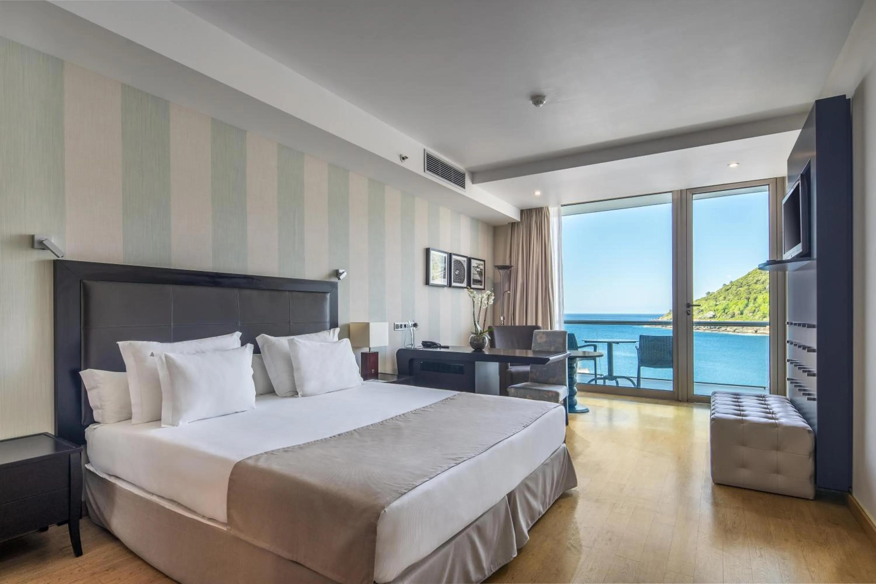 Sea view, Bed in Angra Marina Hotel