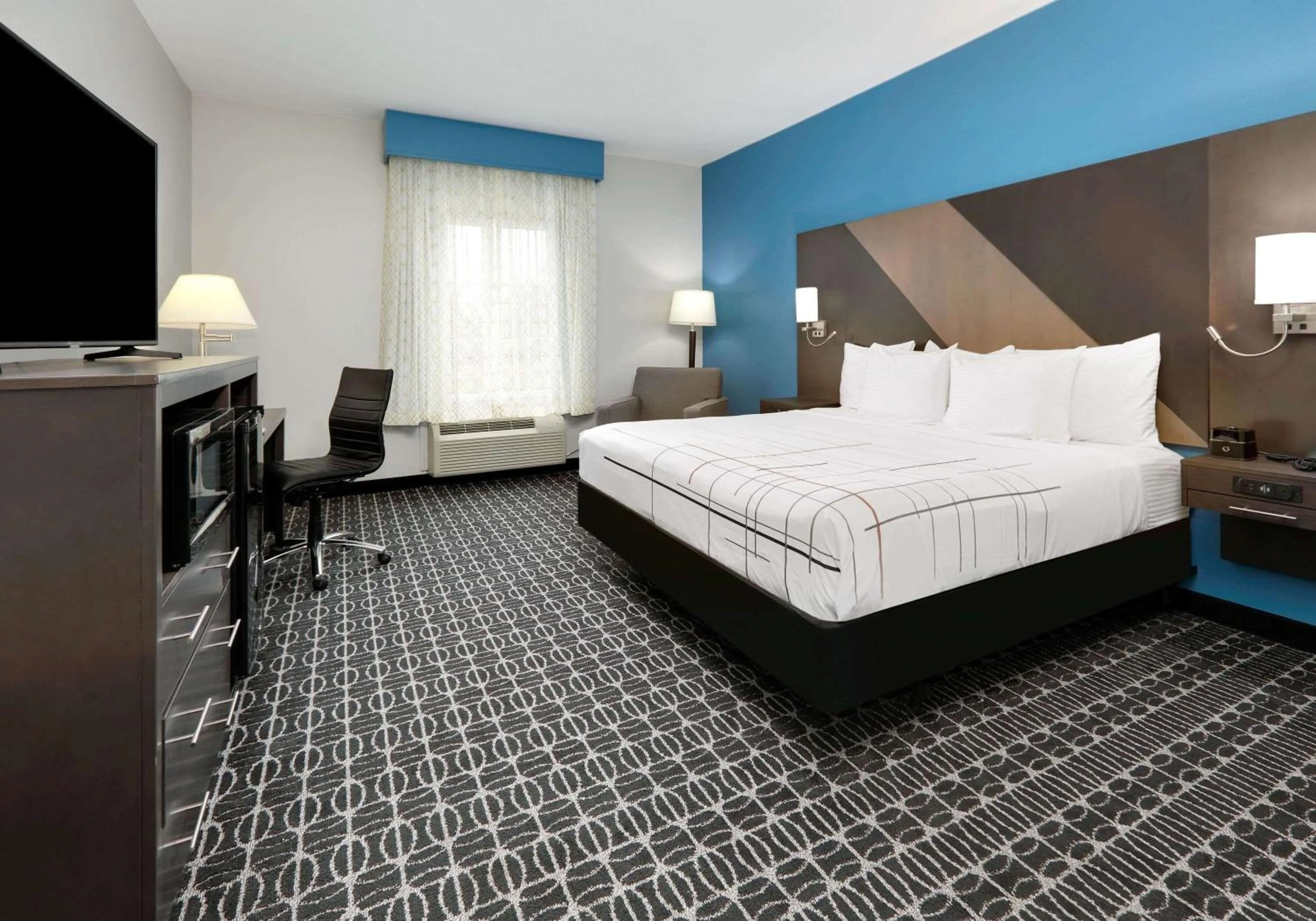 Photo of the whole room, Bed in La Quinta by Wyndham Sulphur Springs