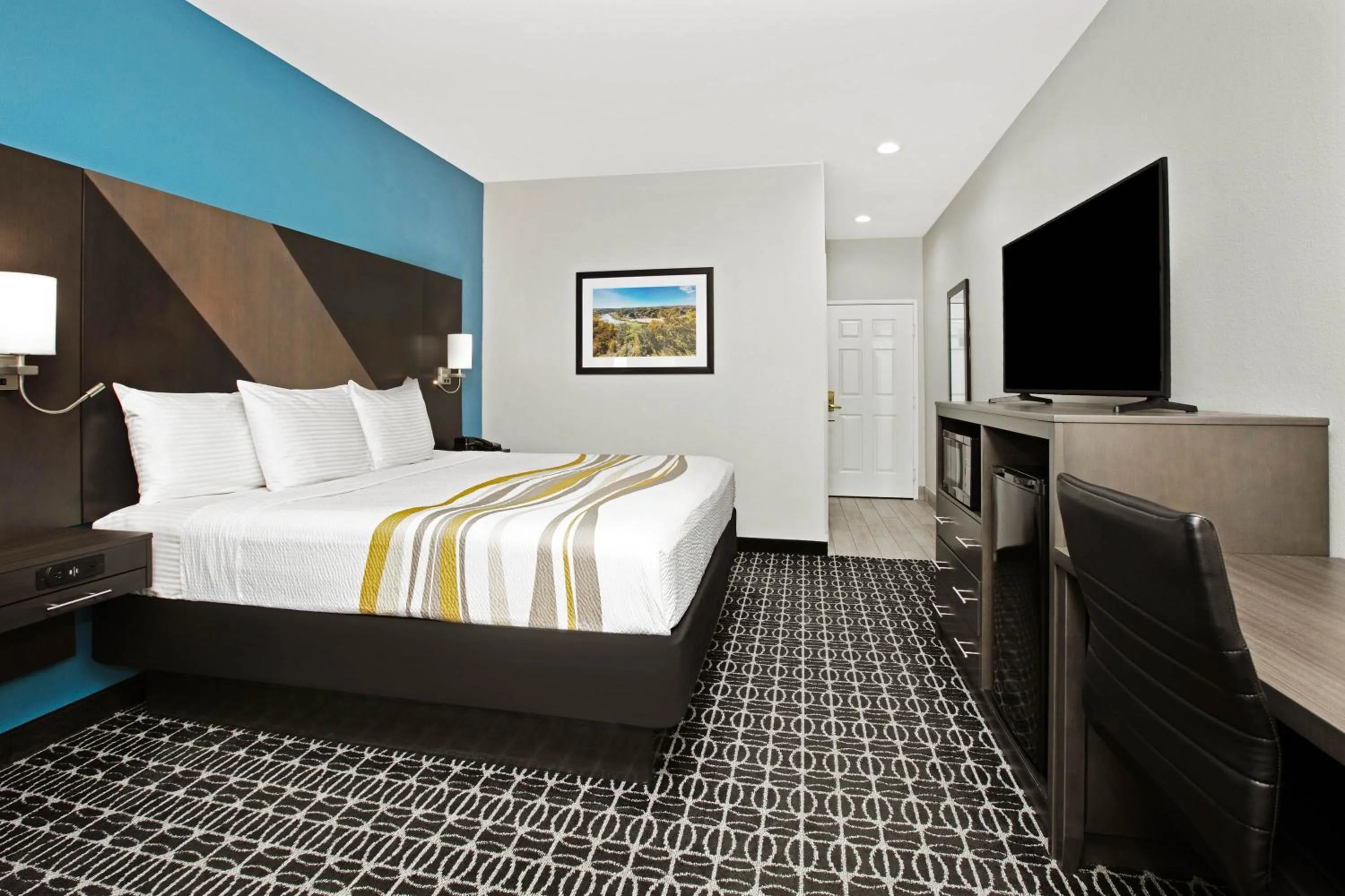 Bed in La Quinta by Wyndham Sulphur Springs