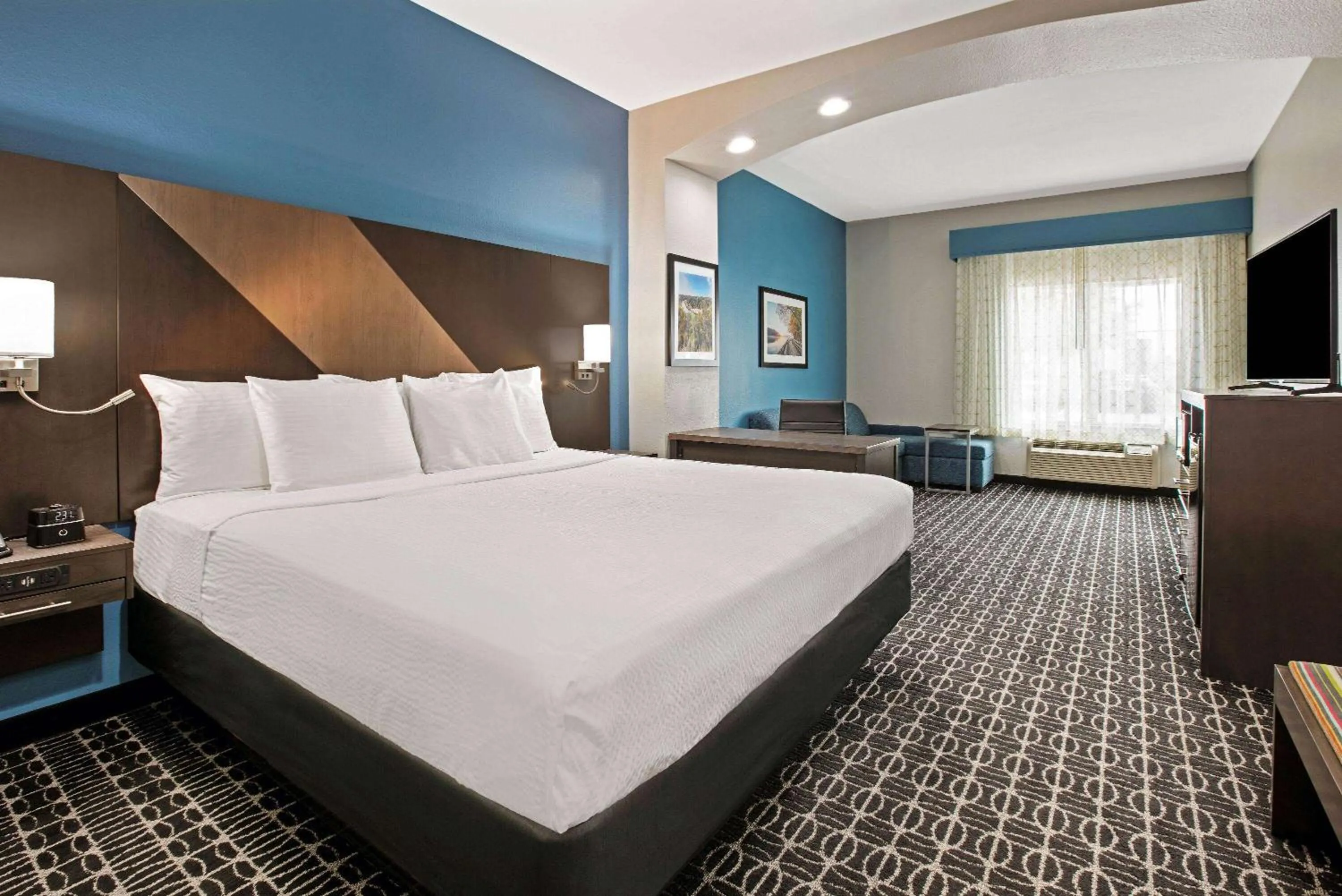 Bed in La Quinta by Wyndham Sulphur Springs