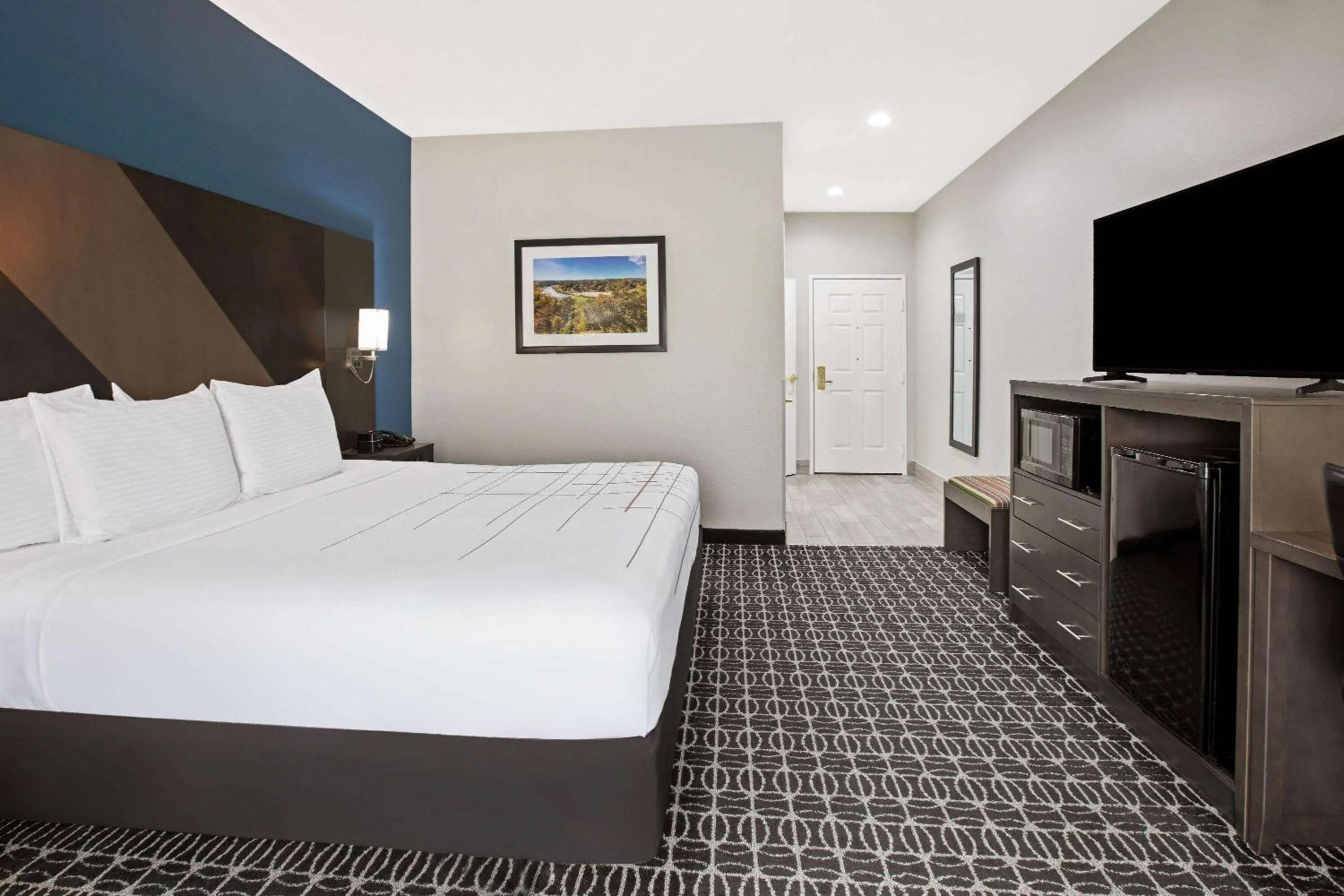 Photo of the whole room, Bed in La Quinta by Wyndham Sulphur Springs