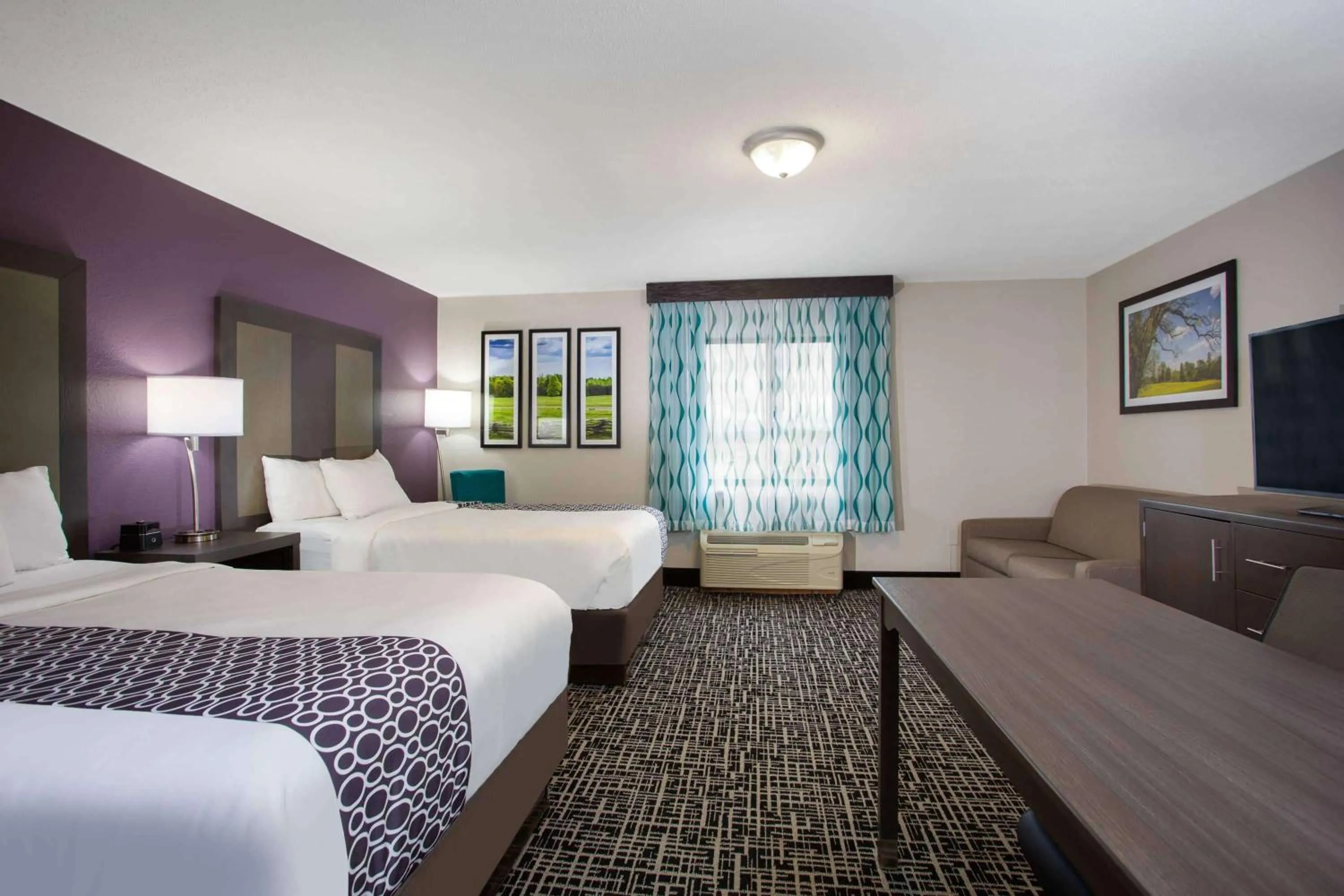 Photo of the whole room, Bed in La Quinta Inn by Wyndham Roanoke Salem