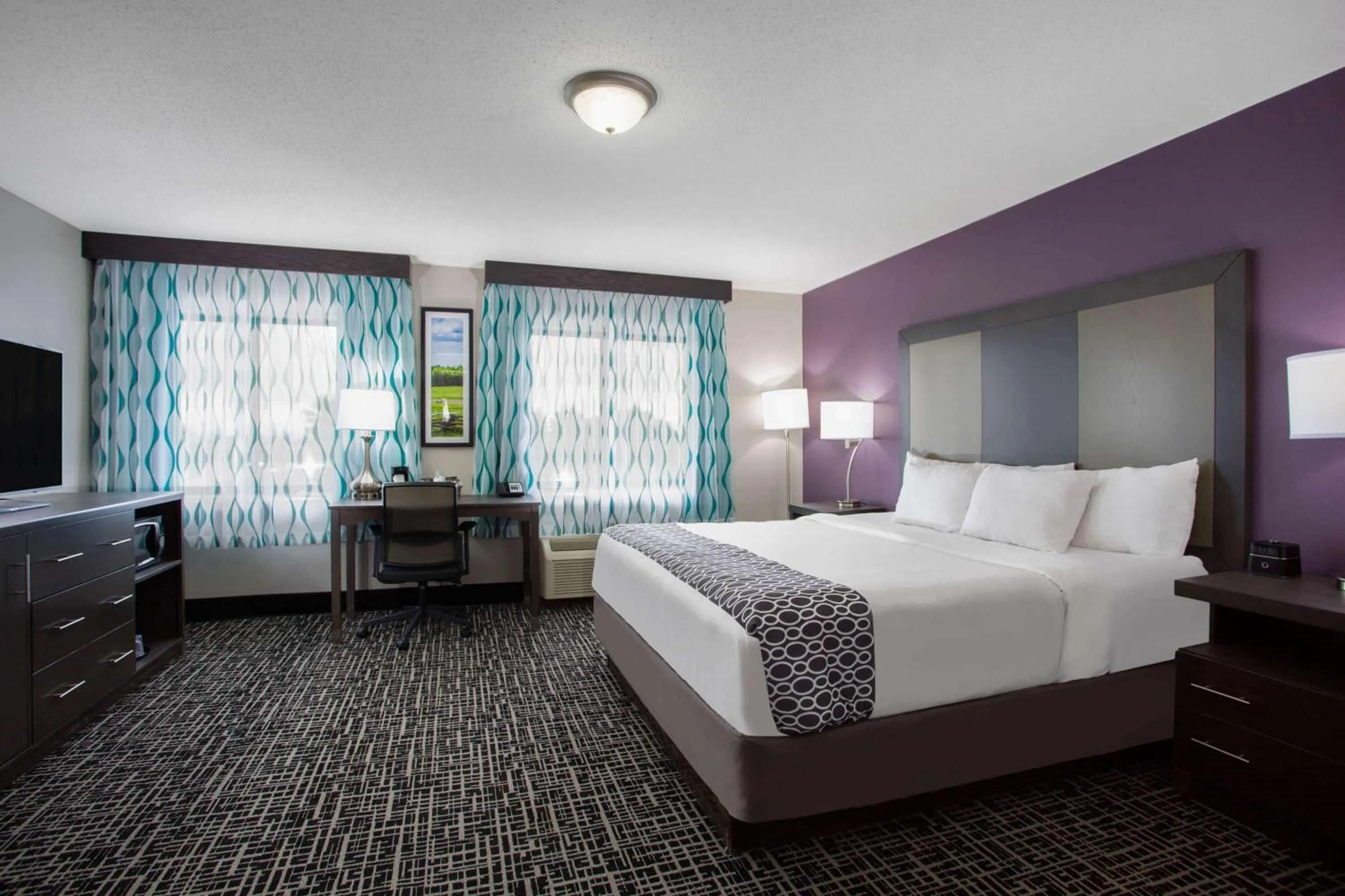 Photo of the whole room, Bed in La Quinta Inn by Wyndham Roanoke Salem