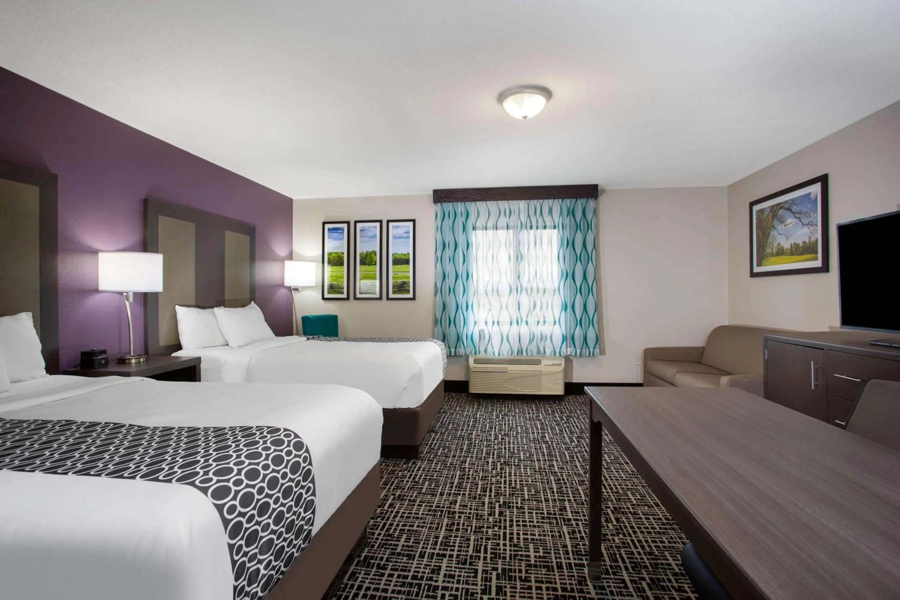 Photo of the whole room, Bed in La Quinta Inn by Wyndham Roanoke Salem