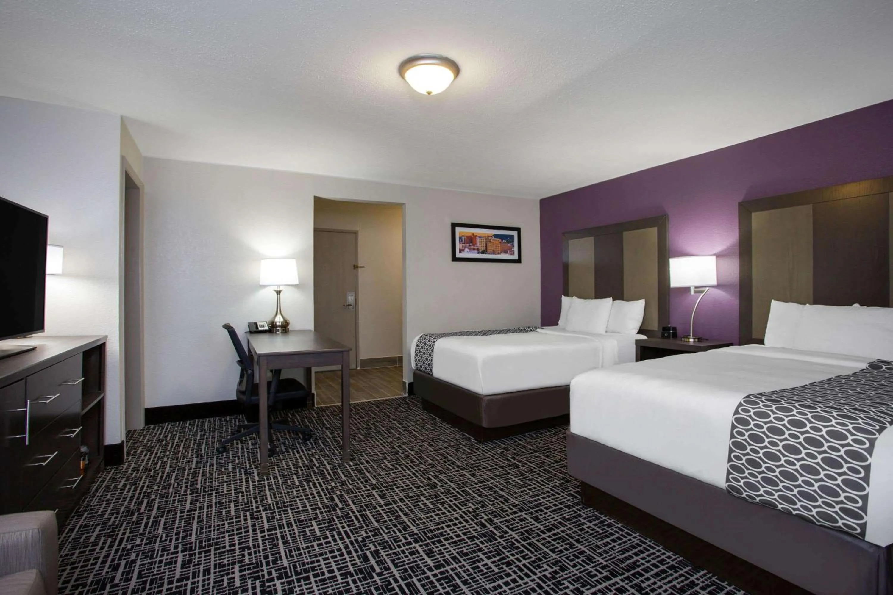 Photo of the whole room, Bed in La Quinta Inn by Wyndham Roanoke Salem