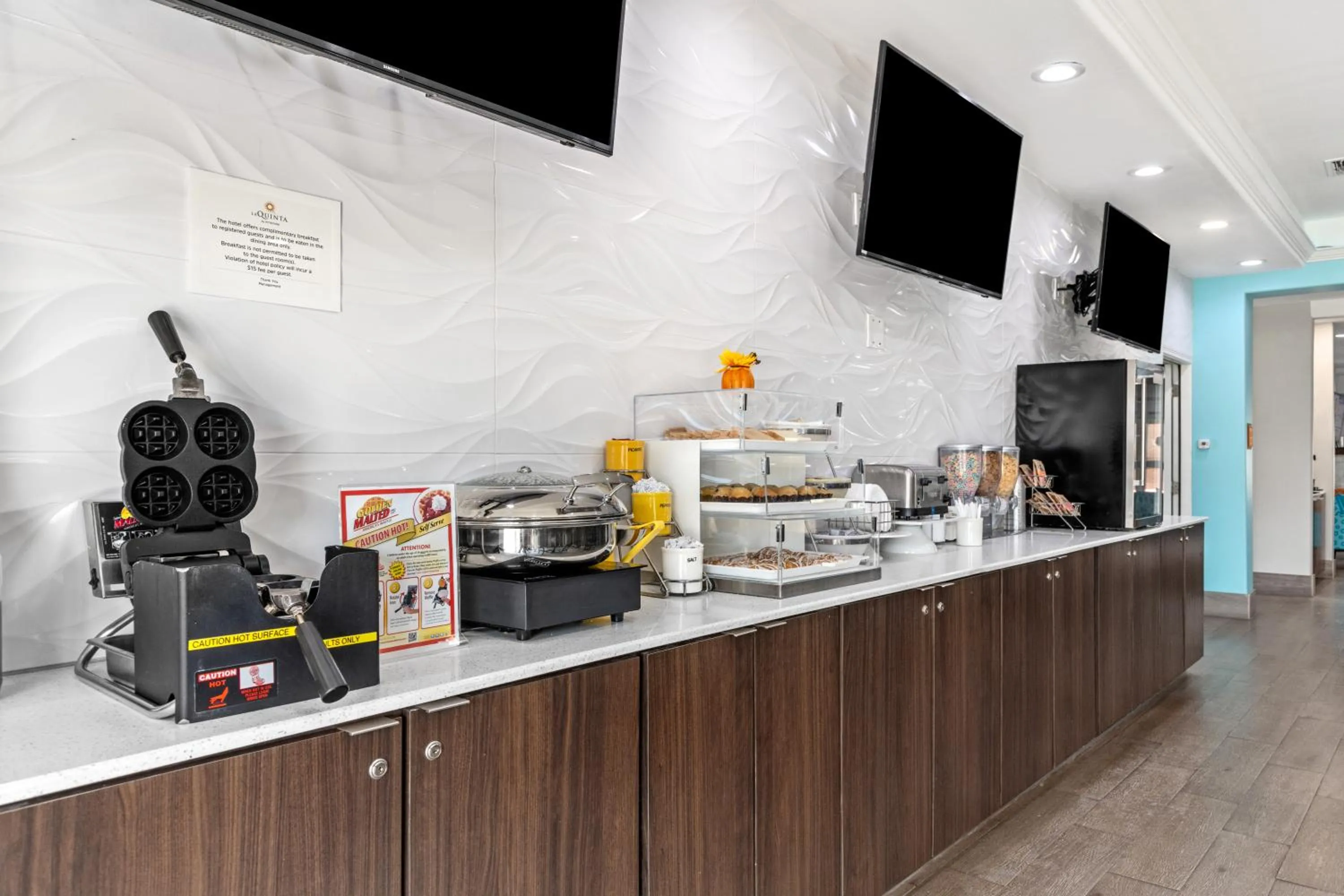 Coffee/tea facilities in La Quinta Inn Suites by Wyndham Raymondville Harlingen