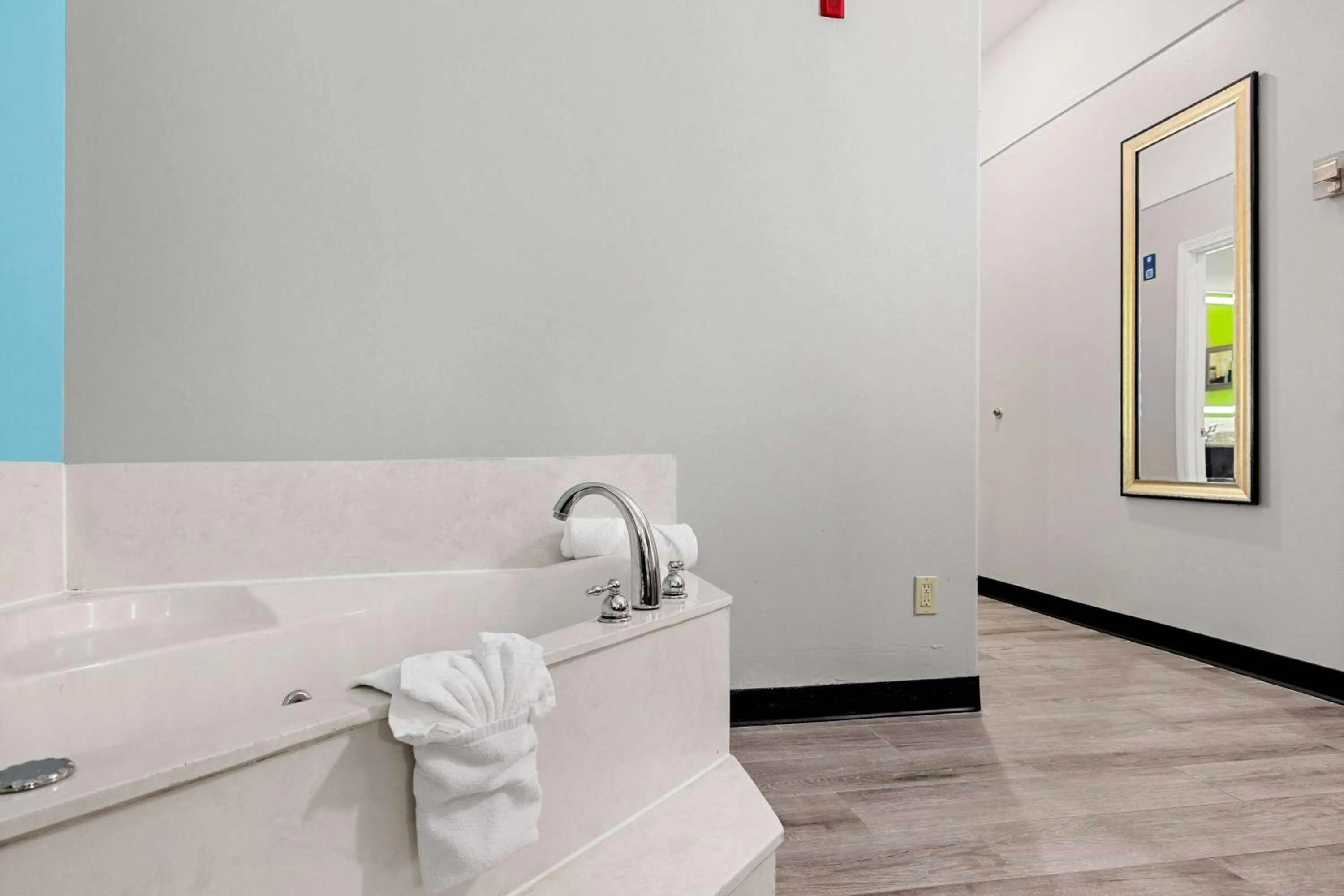 Bed in La Quinta Inn Suites by Wyndham Raymondville Harlingen