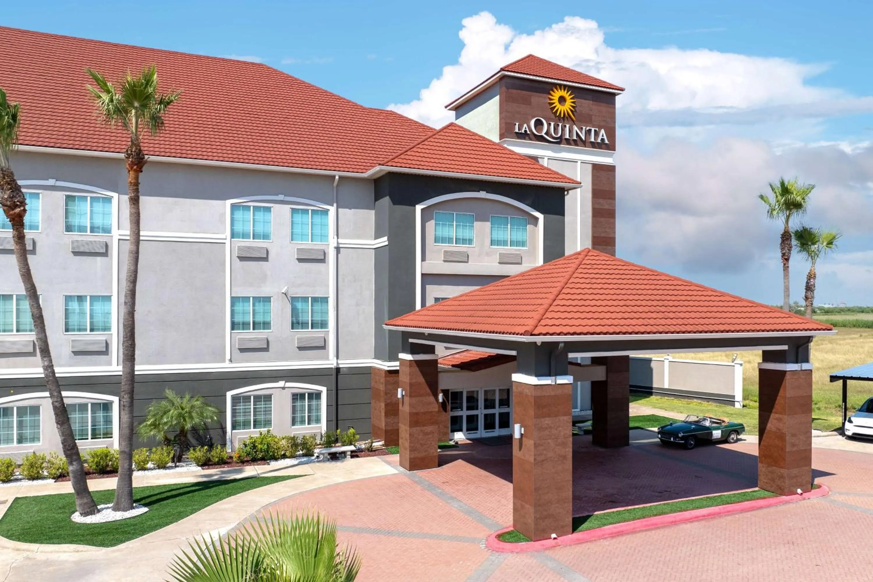 Property building in La Quinta Inn Suites by Wyndham Raymondville Harlingen