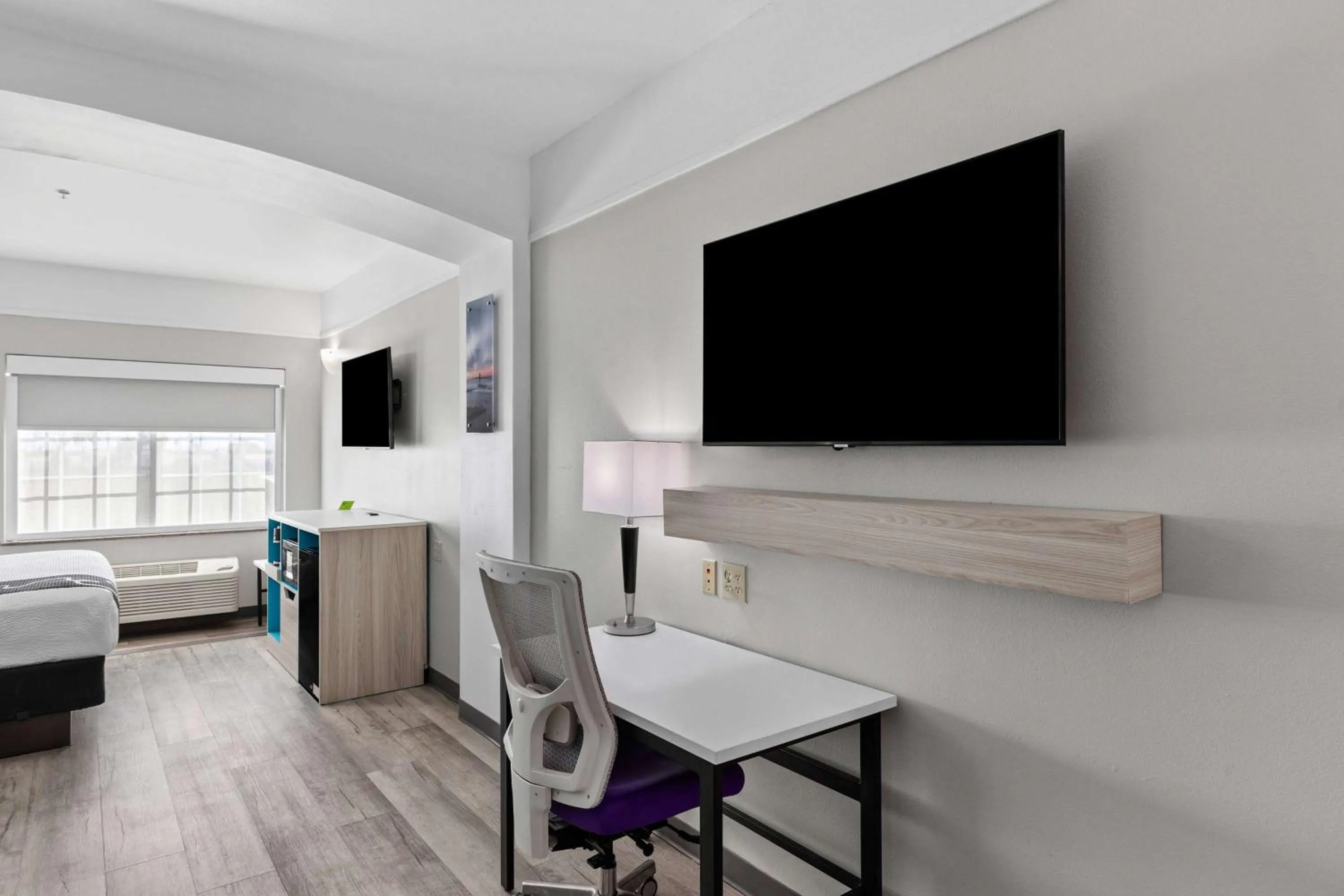 Photo of the whole room in La Quinta Inn Suites by Wyndham Raymondville Harlingen