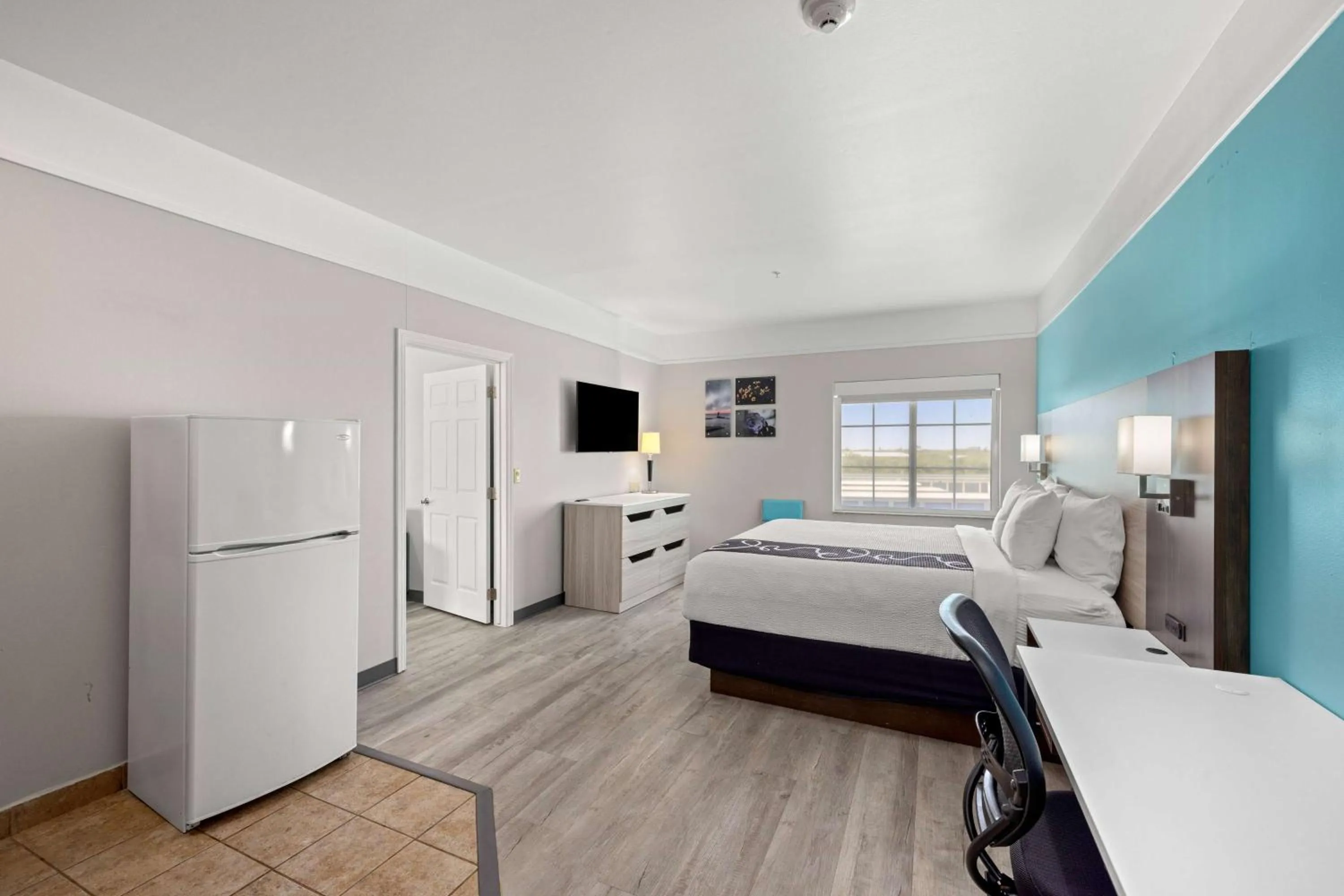 Photo of the whole room in La Quinta Inn Suites by Wyndham Raymondville Harlingen