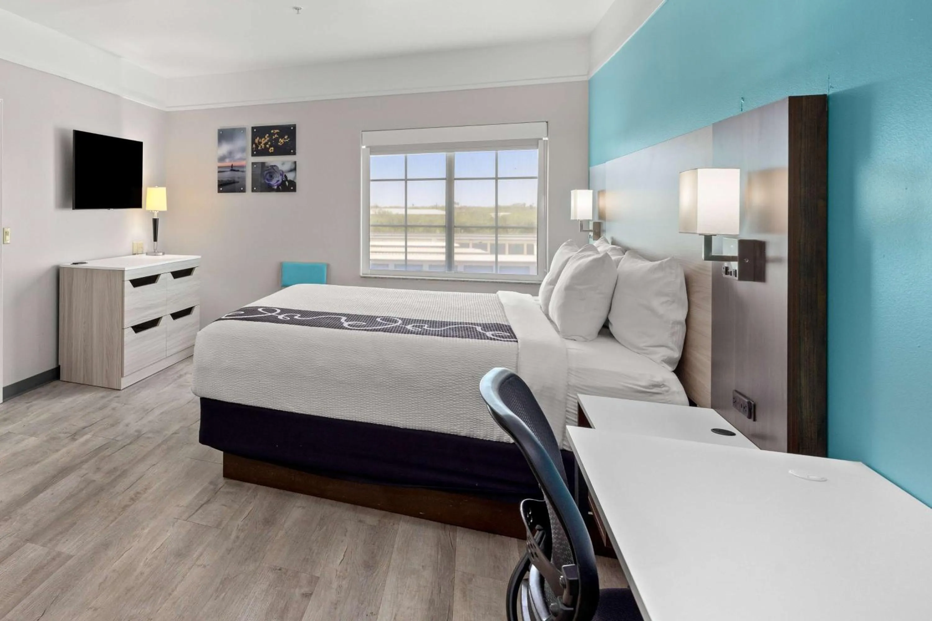 Photo of the whole room in La Quinta Inn Suites by Wyndham Raymondville Harlingen