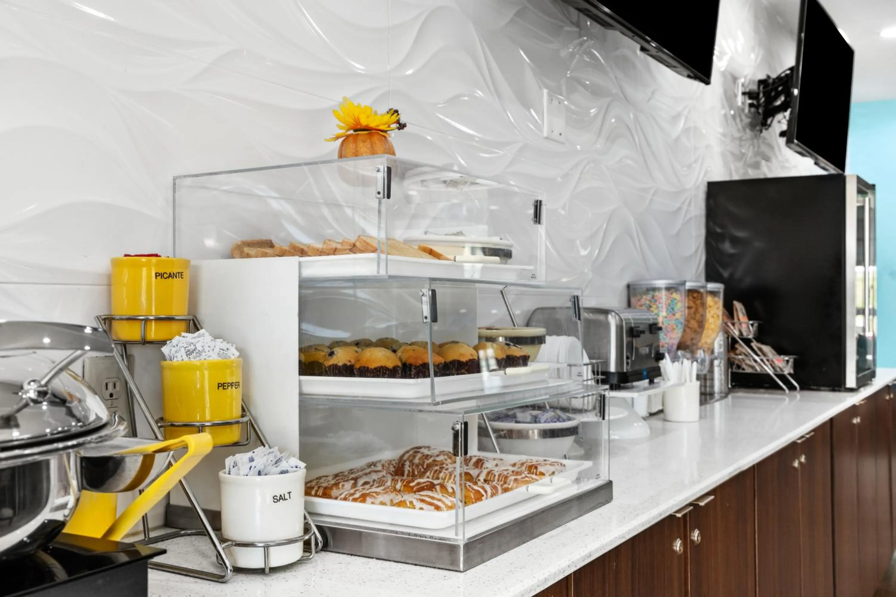 Coffee/tea facilities in La Quinta Inn Suites by Wyndham Raymondville Harlingen