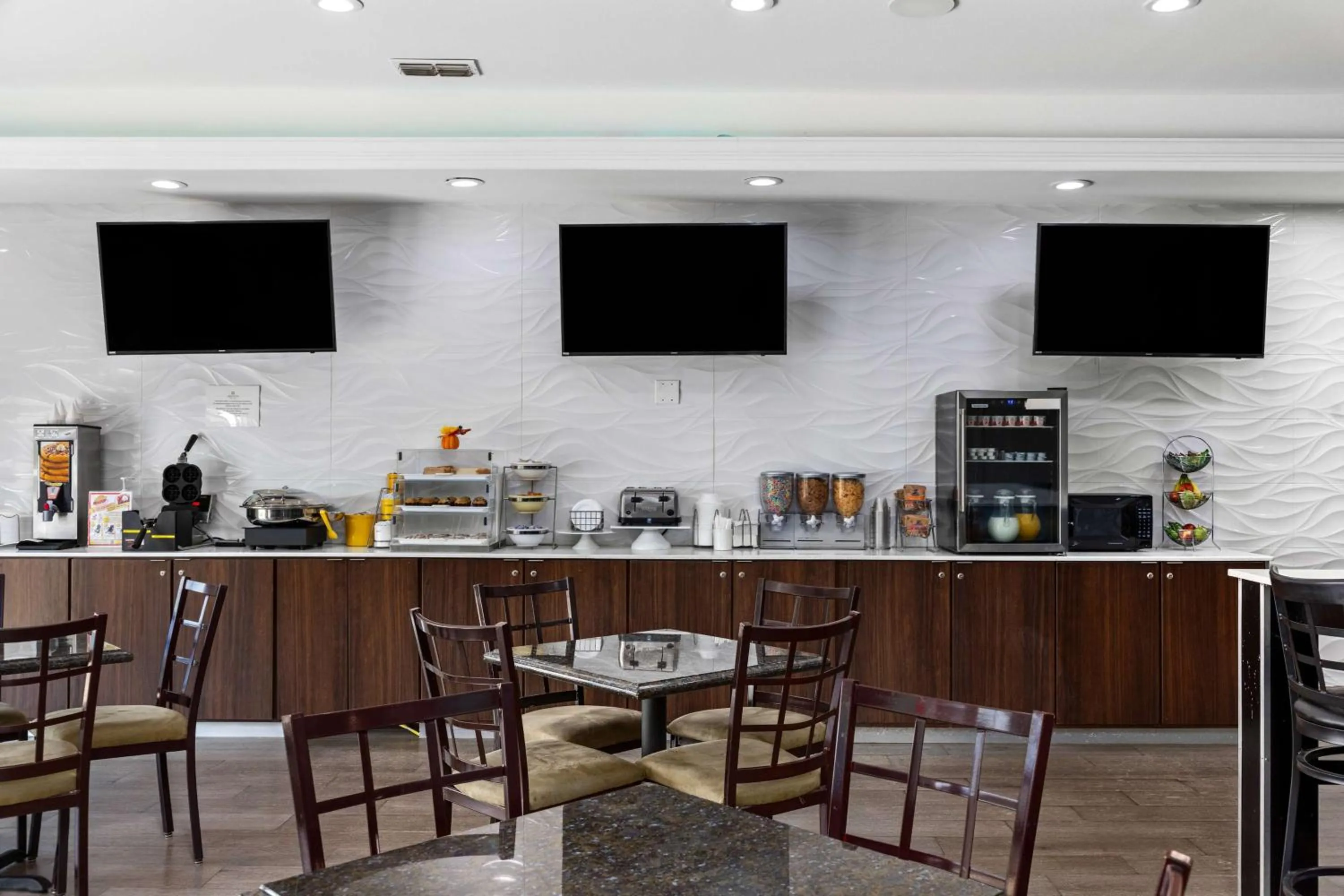 Restaurant/places to eat in La Quinta Inn Suites by Wyndham Raymondville Harlingen
