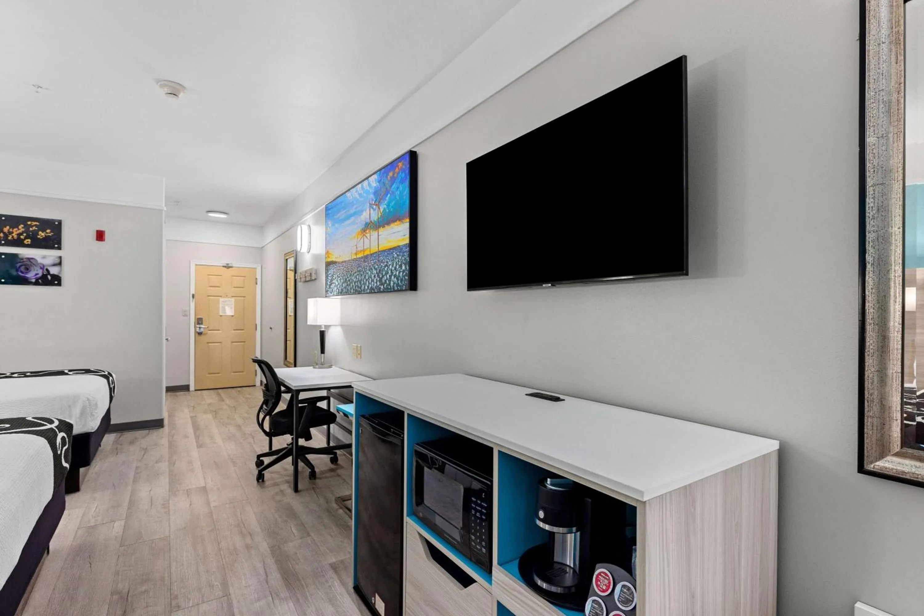 Photo of the whole room in La Quinta Inn Suites by Wyndham Raymondville Harlingen